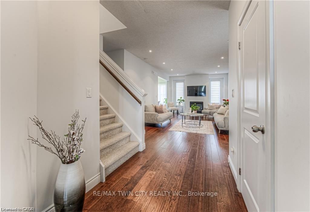 26 SPRING CREEK Street, Kitchener, ON N2A 0G3 photo 5
