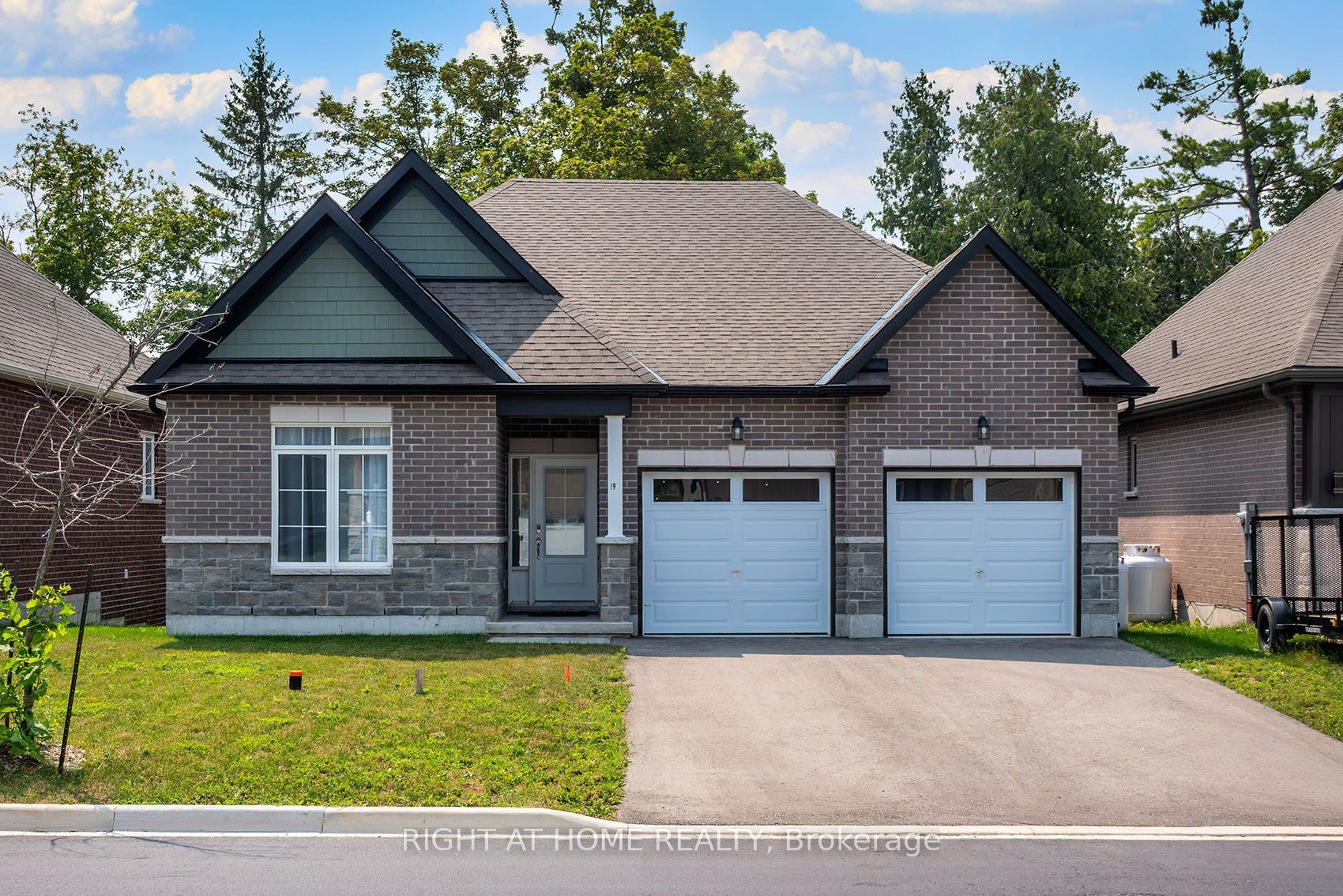 19 Hillcroft Way, Kawartha Lakes, ON K0M 1A0 photo 2