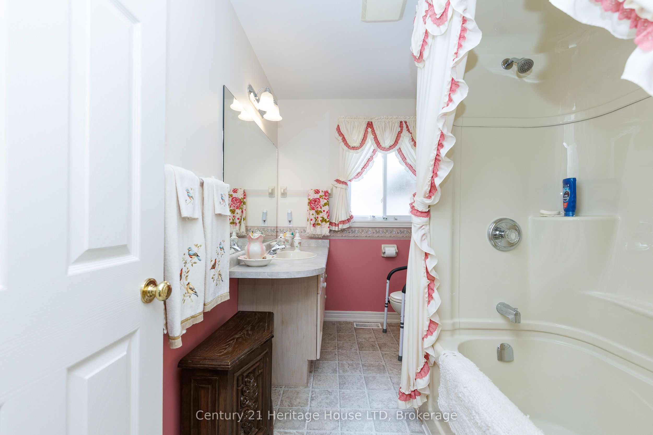 121 Rochelle Crescent, Fort Erie, ON L0S 1N0 photo 2