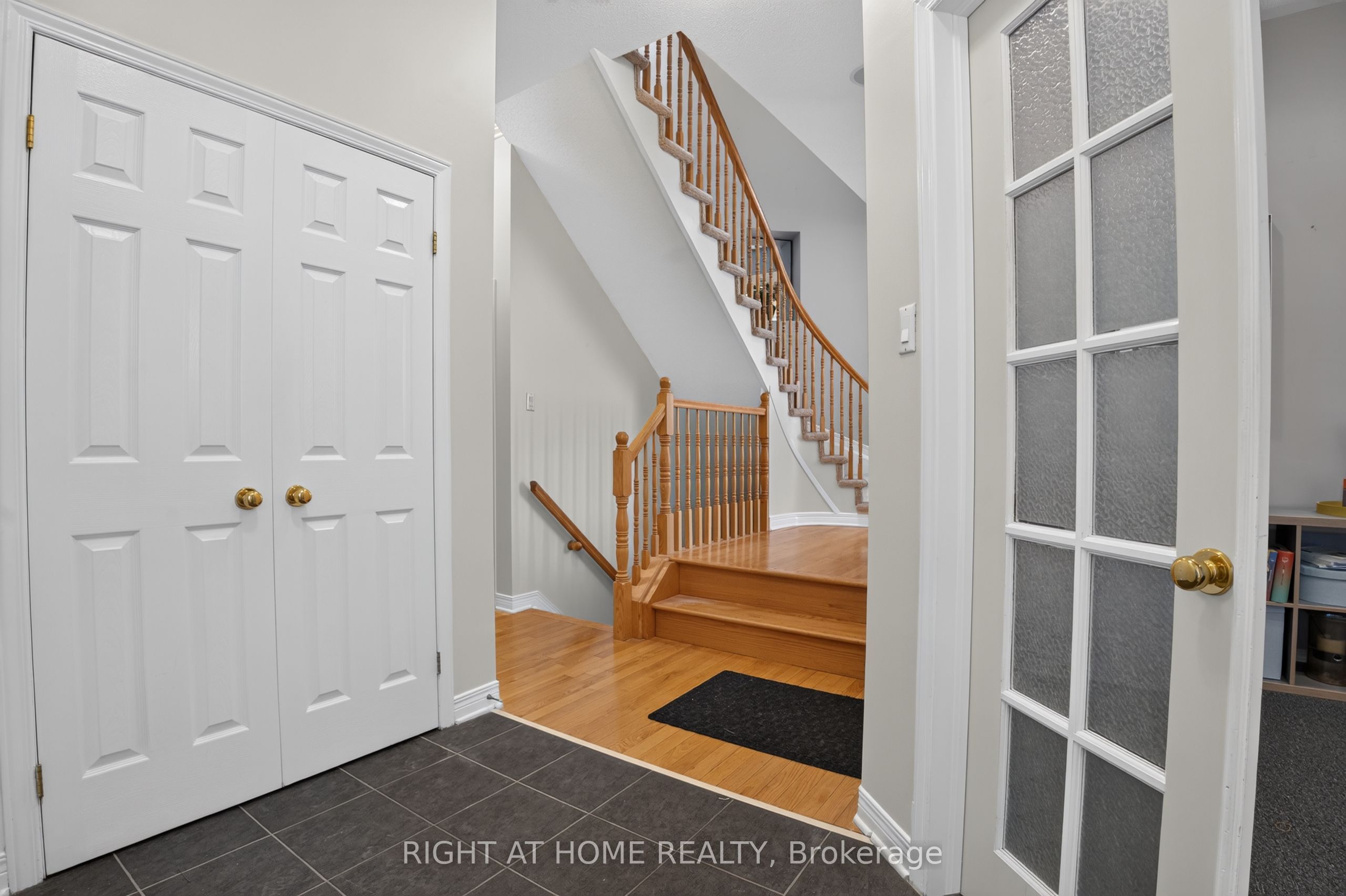 26 Evanshen Crescent, Kanata, ON K2K 2Z6 photo 4