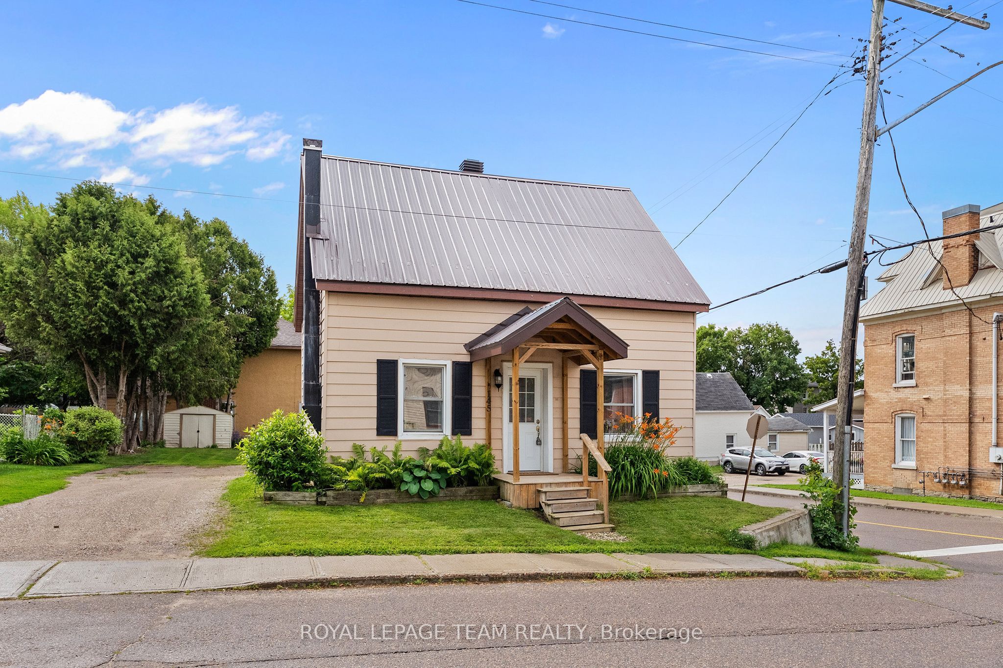 145 Munroe Avenue W, Renfrew, ON K7V 3L2 photo 2