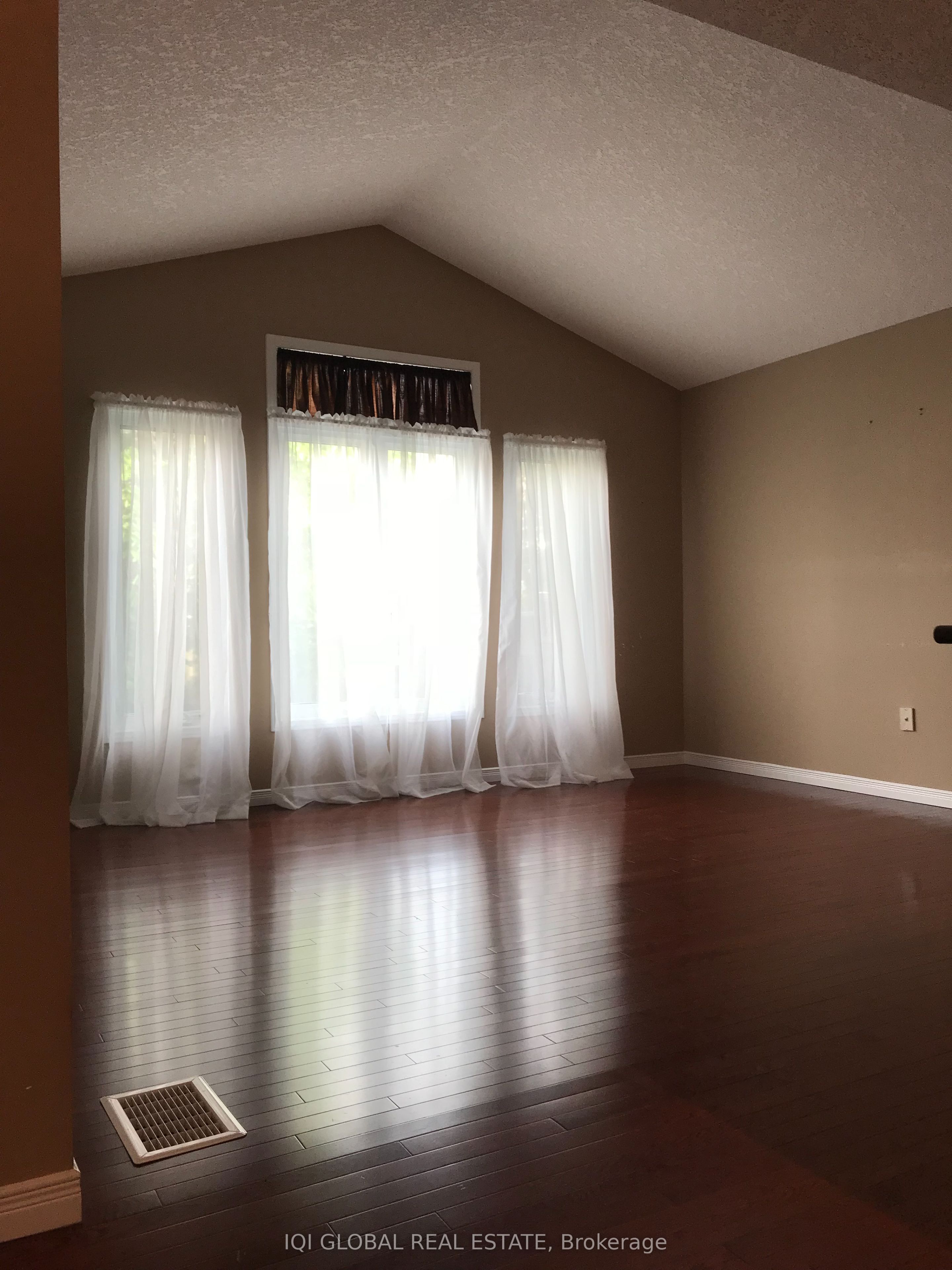 565 Wild Iris Avenue, Waterloo, ON N2V 2X5 photo 4