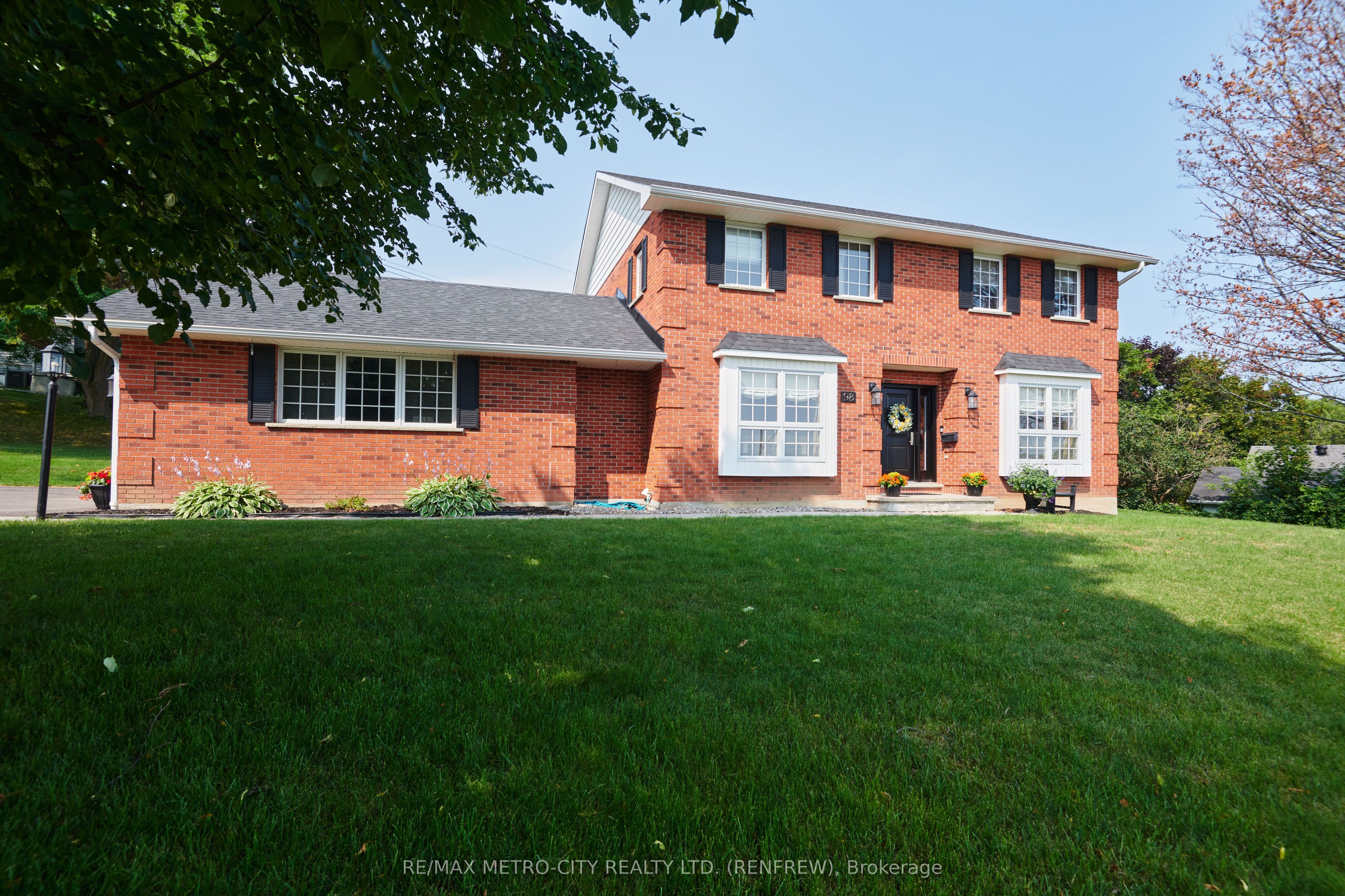 98 Erindale Avenue, Renfrew, ON K7V 4H7 photo 2
