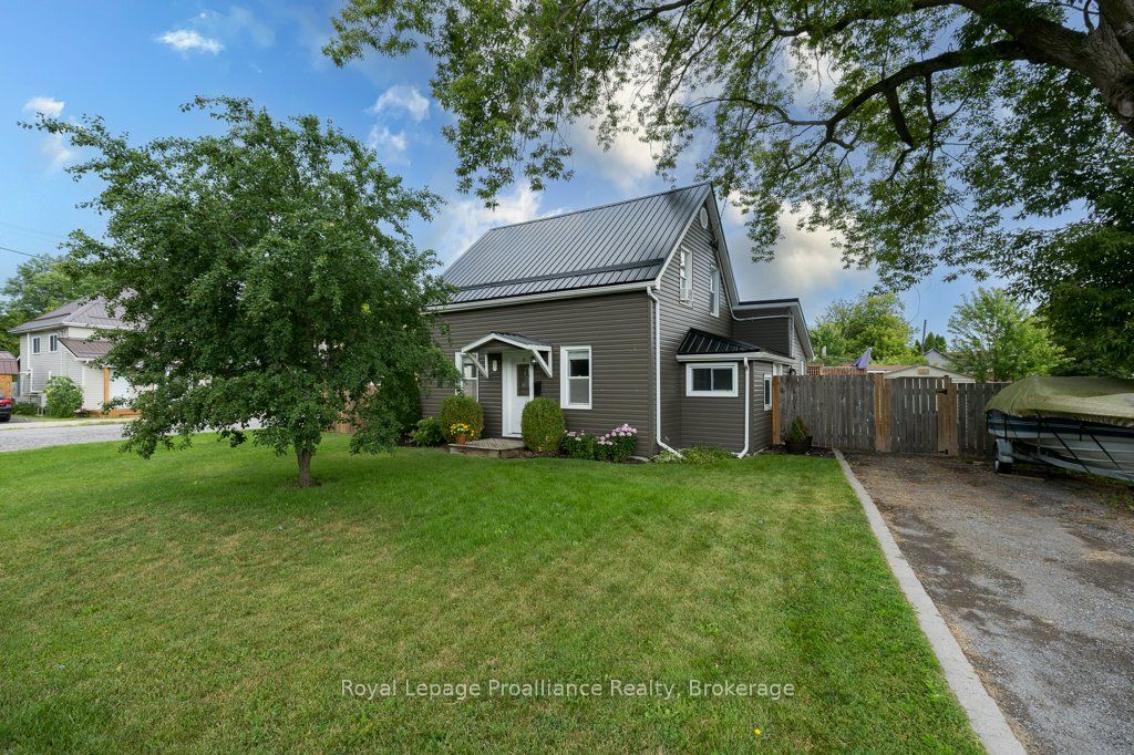 61 Pelham Street, Quinte West, ON K8V 4T8 photo 2