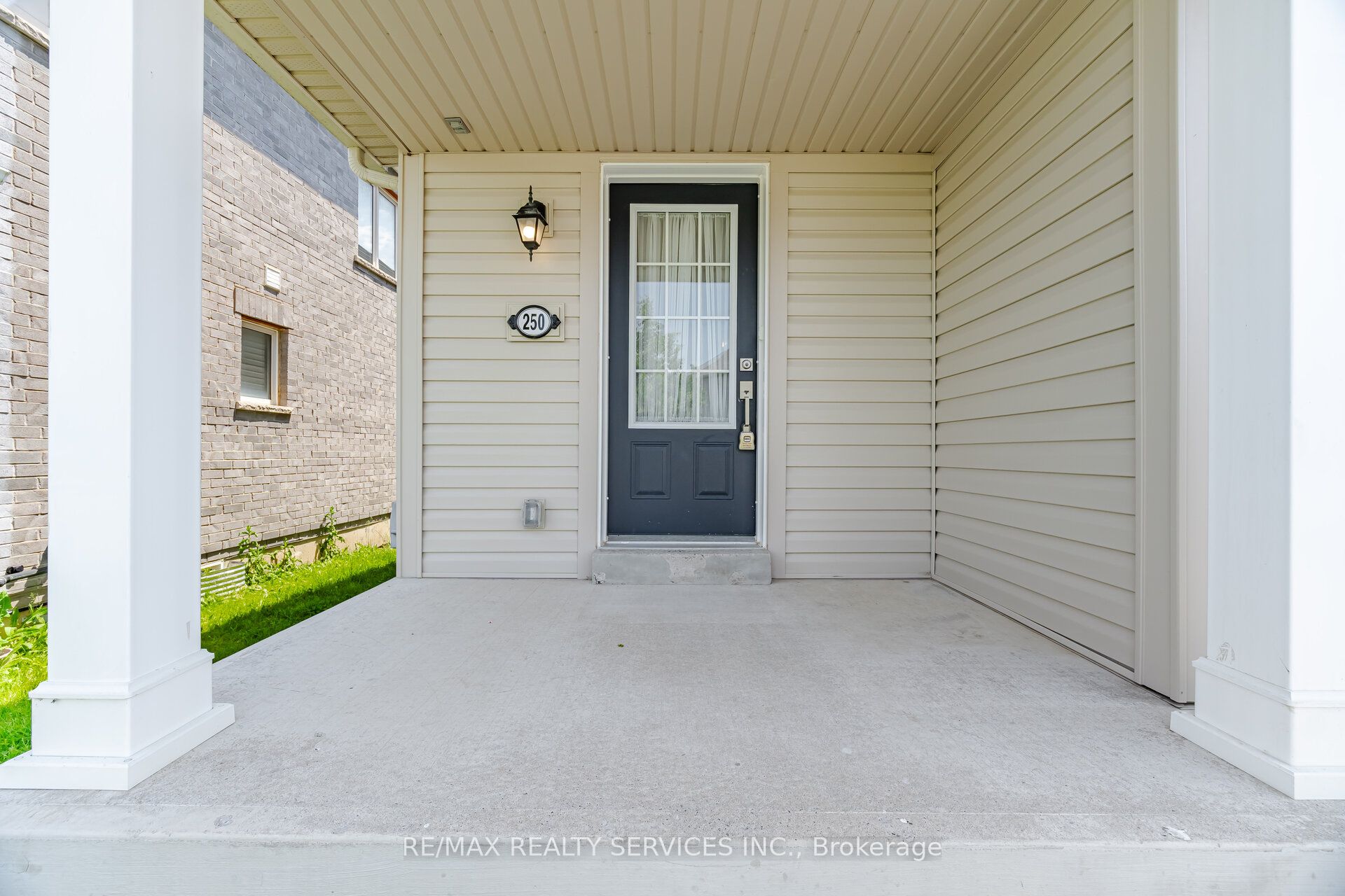 250 Esther Crescent, Thorold, ON L3B 0H1 photo 2