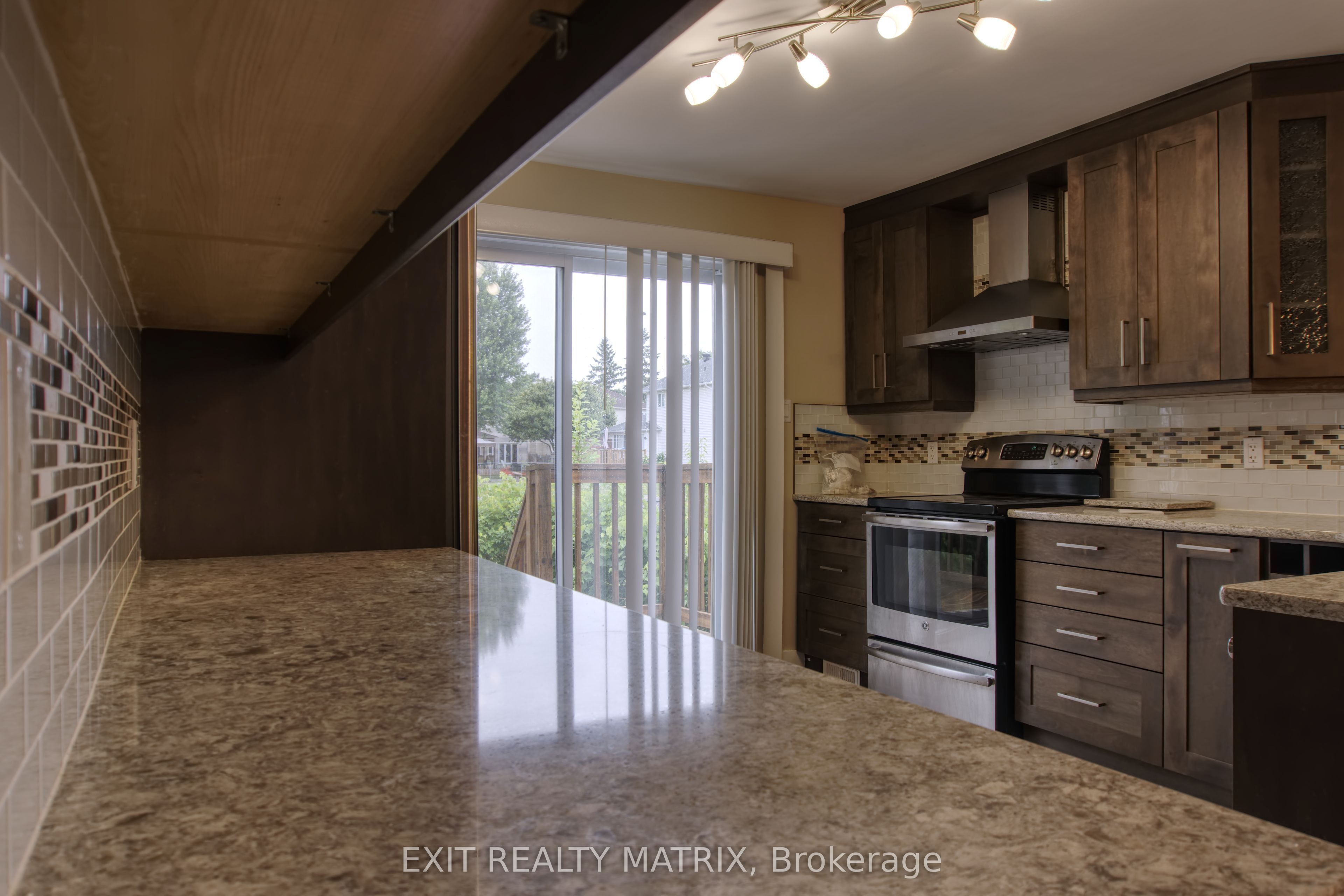 1557 Belcourt Boulevard, Orleans - Convent Glen and Area, ON K1C 1M3 photo 5