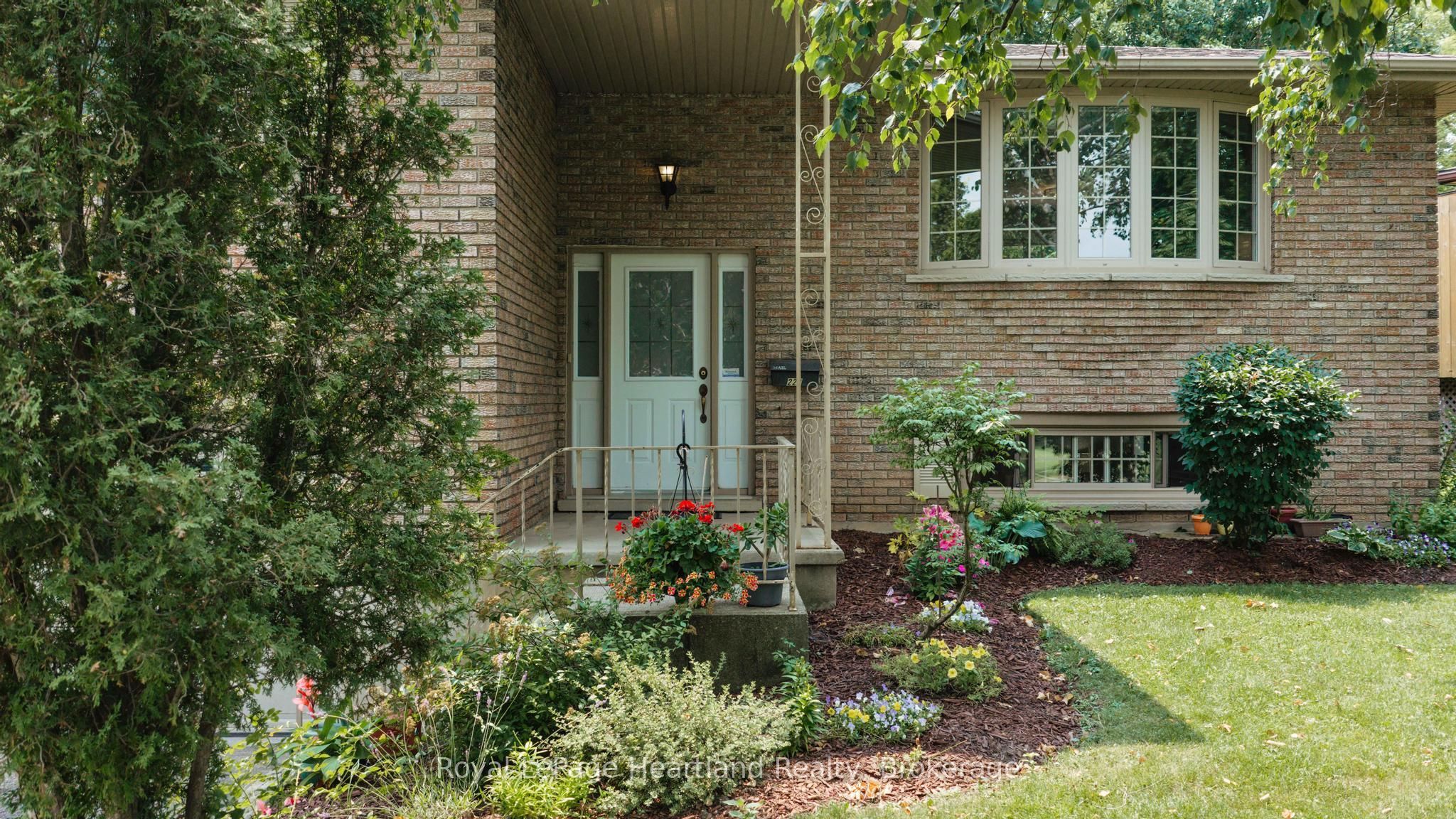 223 Kemp Crescent, Stratford, ON N5A 6Z5 photo 2