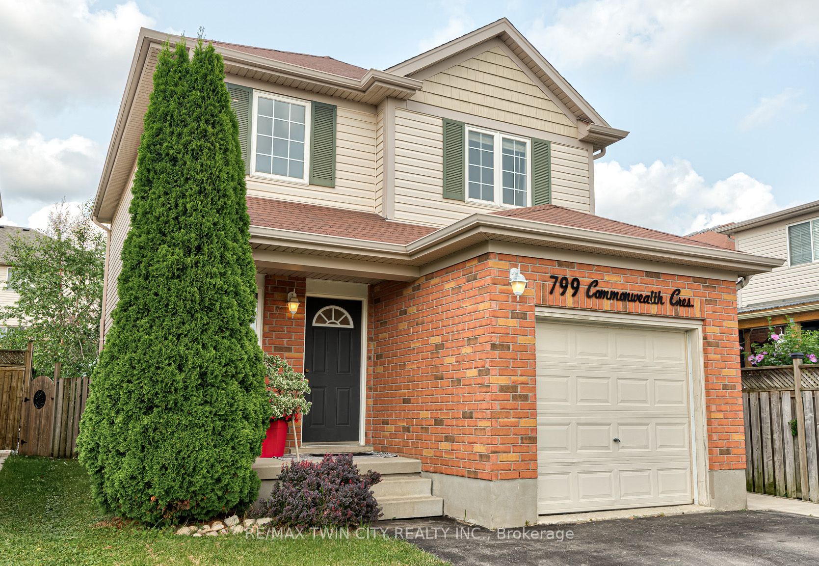 799 Commonwealth Crescent, Kitchener, ON N2E 4K8 photo 2