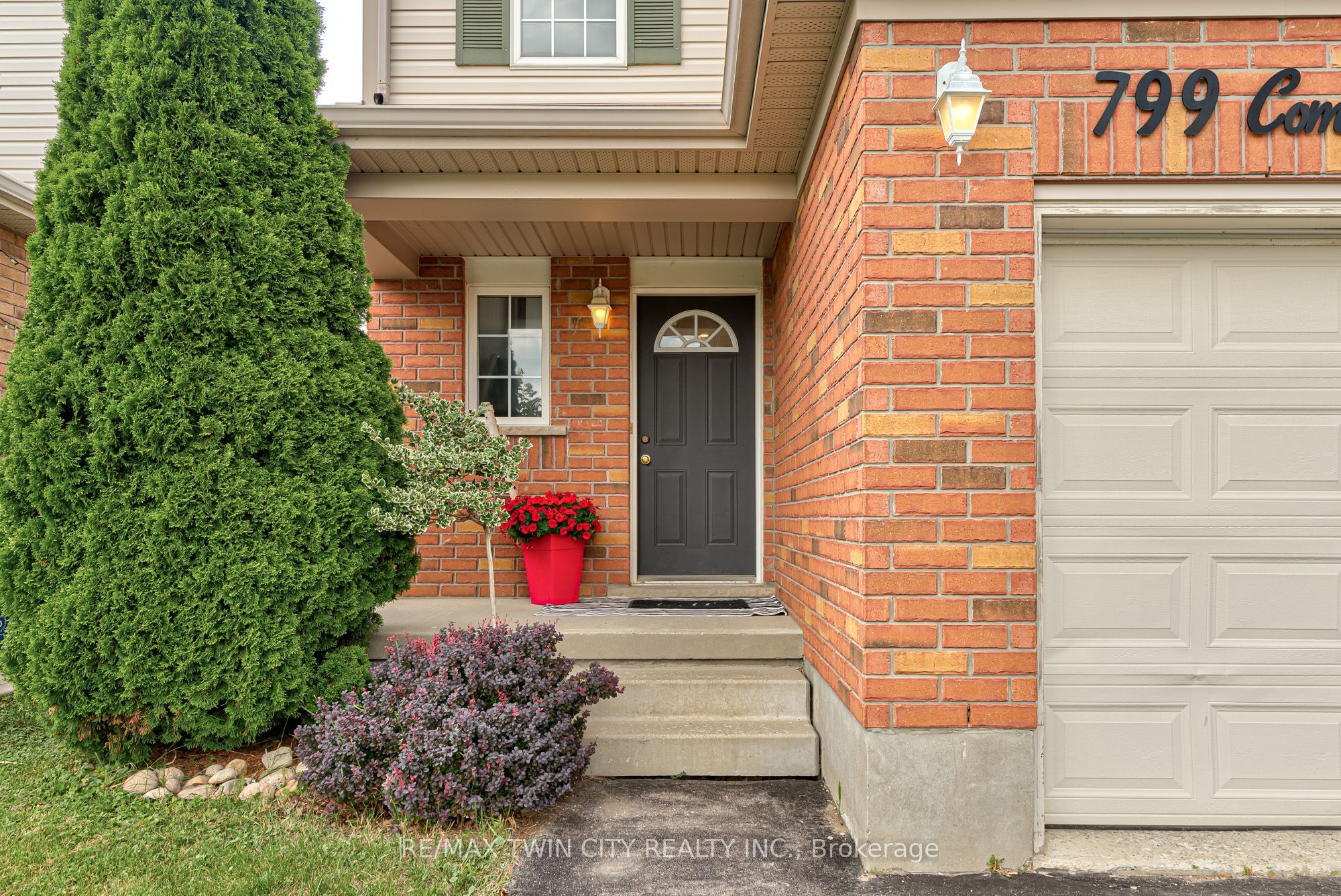 799 Commonwealth Crescent, Kitchener, ON N2E 4K8 photo 3