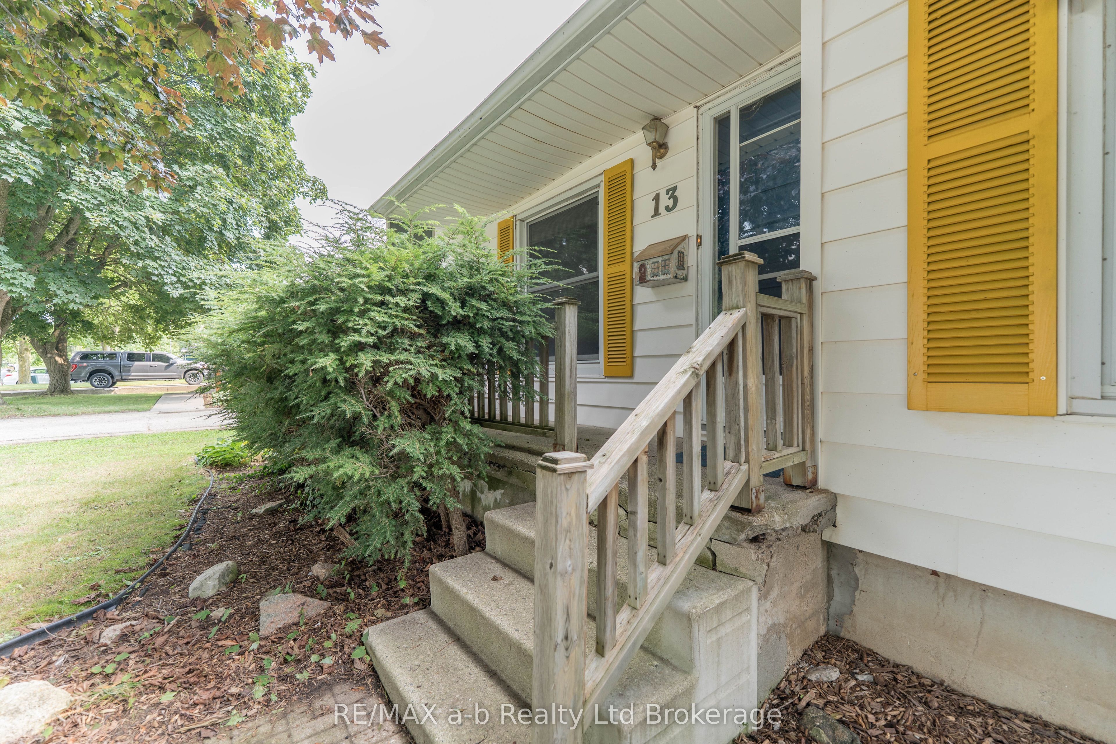 13 Parkside Drive, Tillsonburg, ON N4G 4A1 photo 2