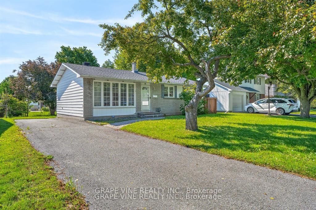 104 Oriole Avenue, Kanata, ON K2L 1E7 photo 2
