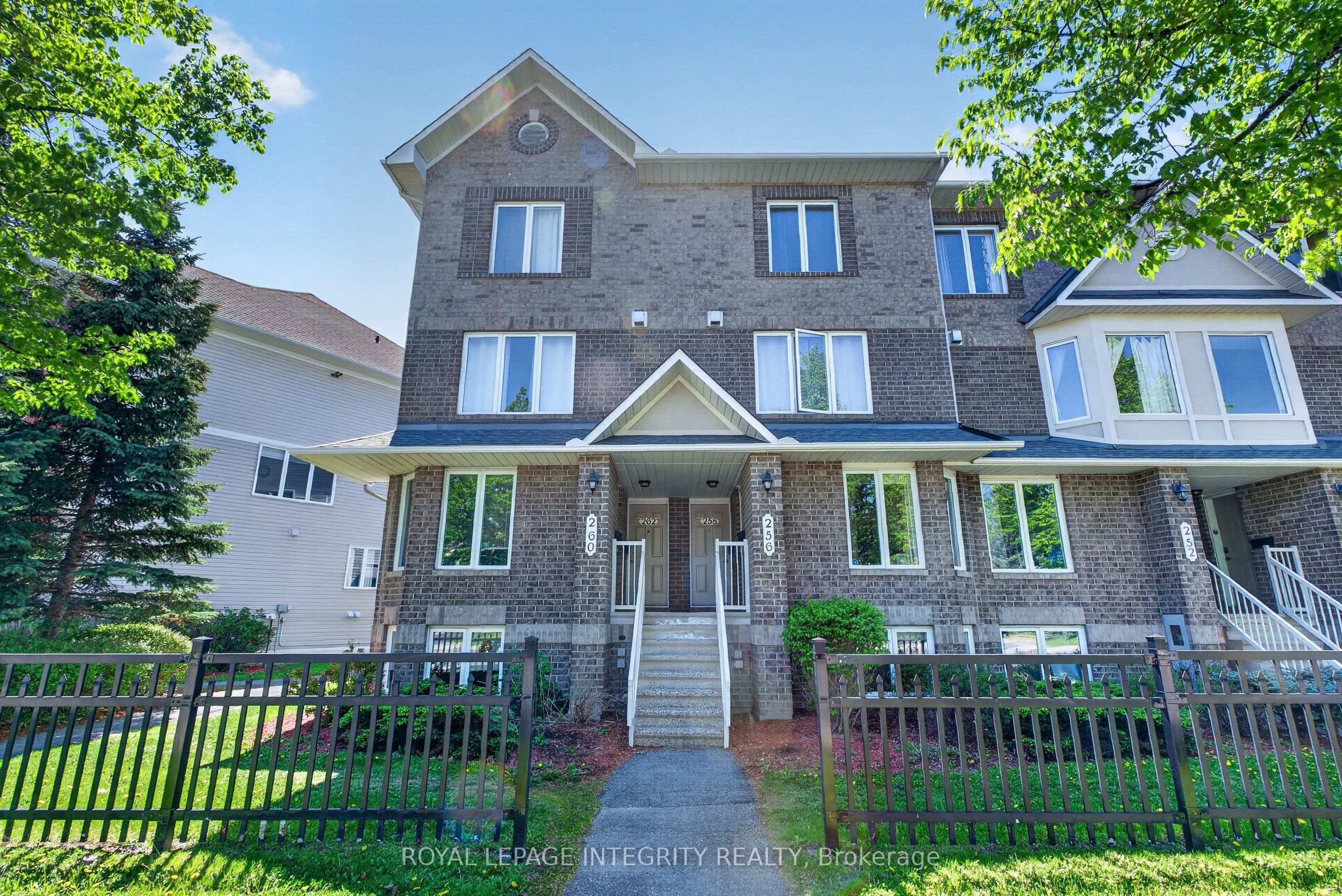 256 Cresthaven Drive, Barrhaven, ON K2G 6W4