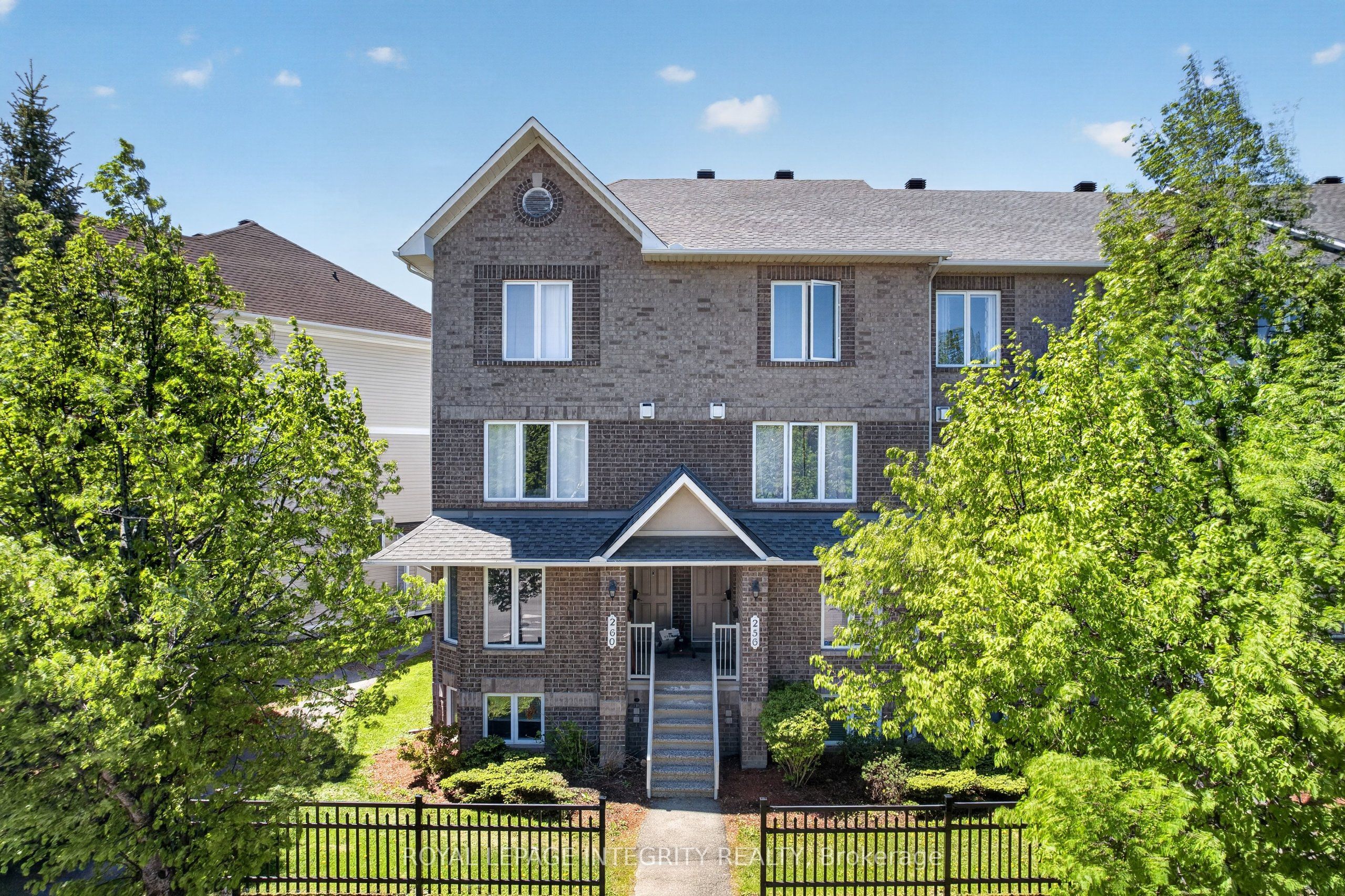 256 Cresthaven Drive, Barrhaven, ON K2G 6W4 photo 2