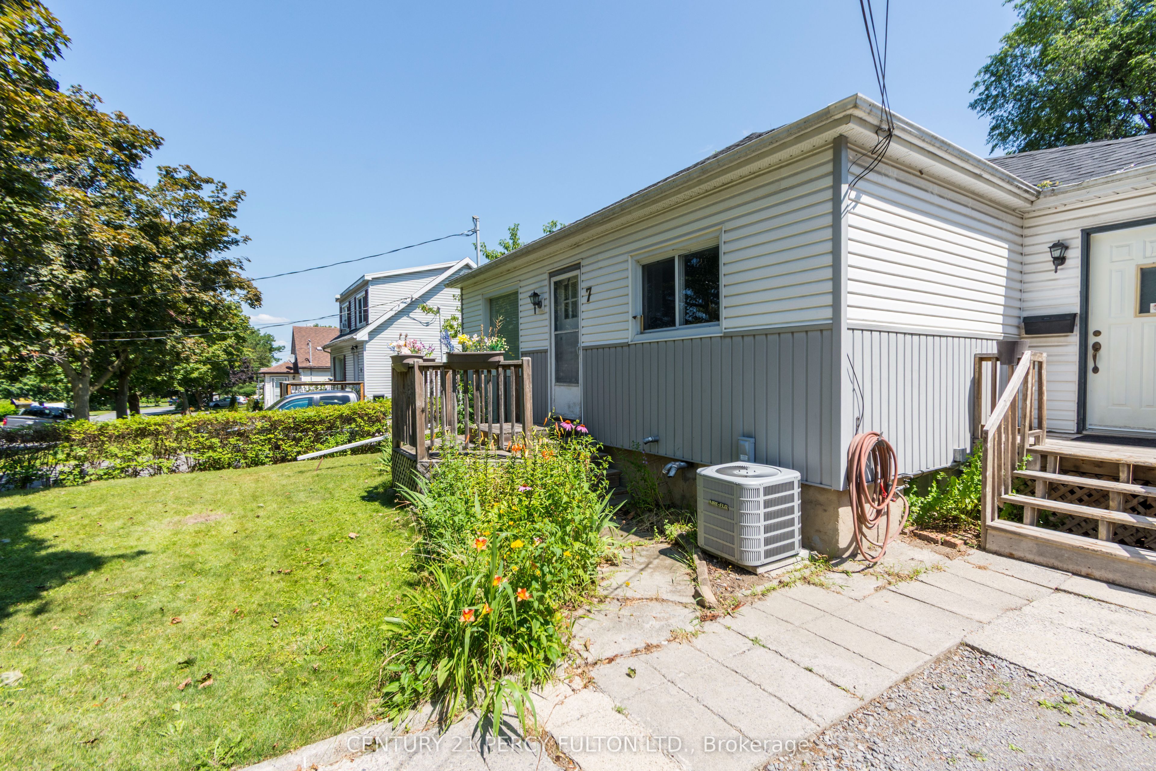 7 Valleyview Crescent, Belleville, ON K8P 3E9 photo 2