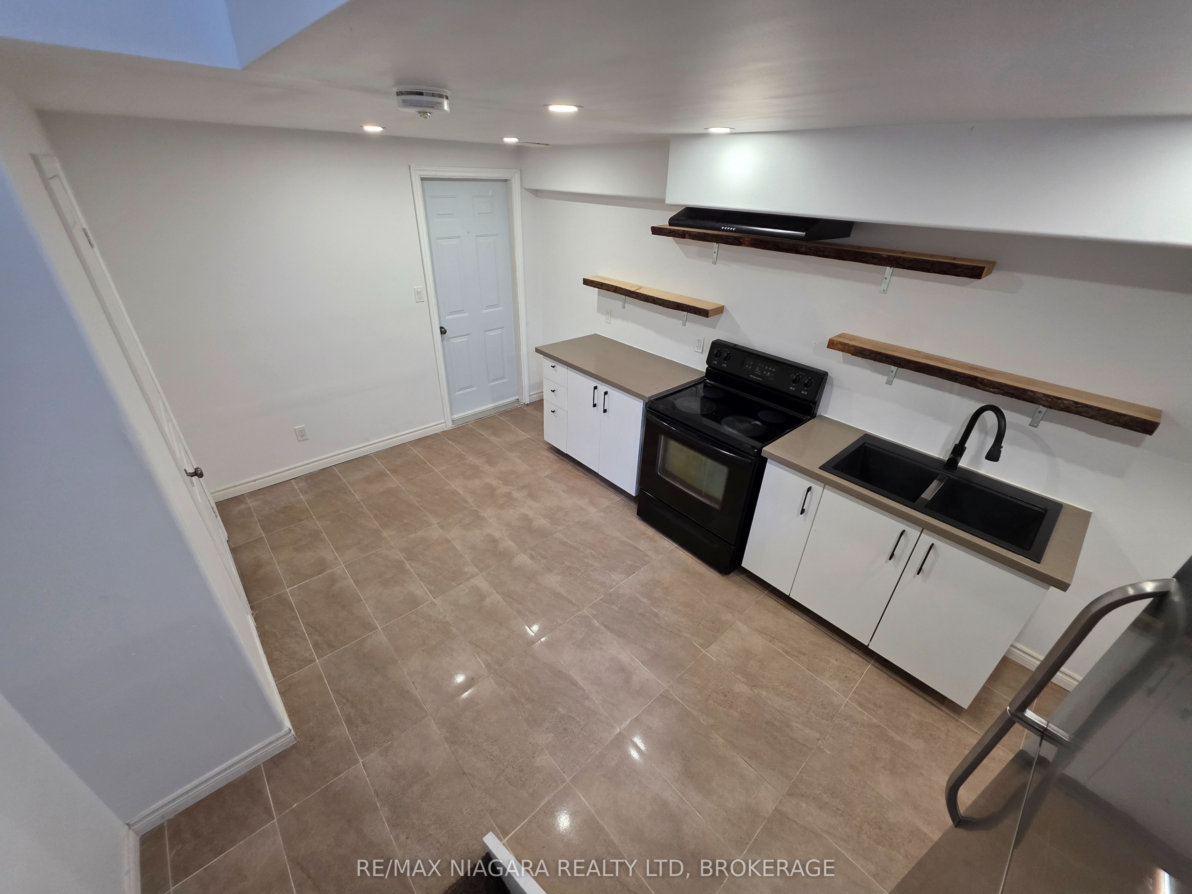 8383 Heikoop Crescent Lower Level, Niagara Falls, ON L2H 3J7 photo 3