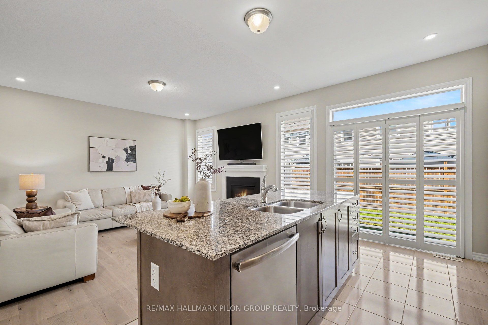 124 Mandalay Street, Orleans - Cumberland and Area, ON K4A 1A6 photo 4