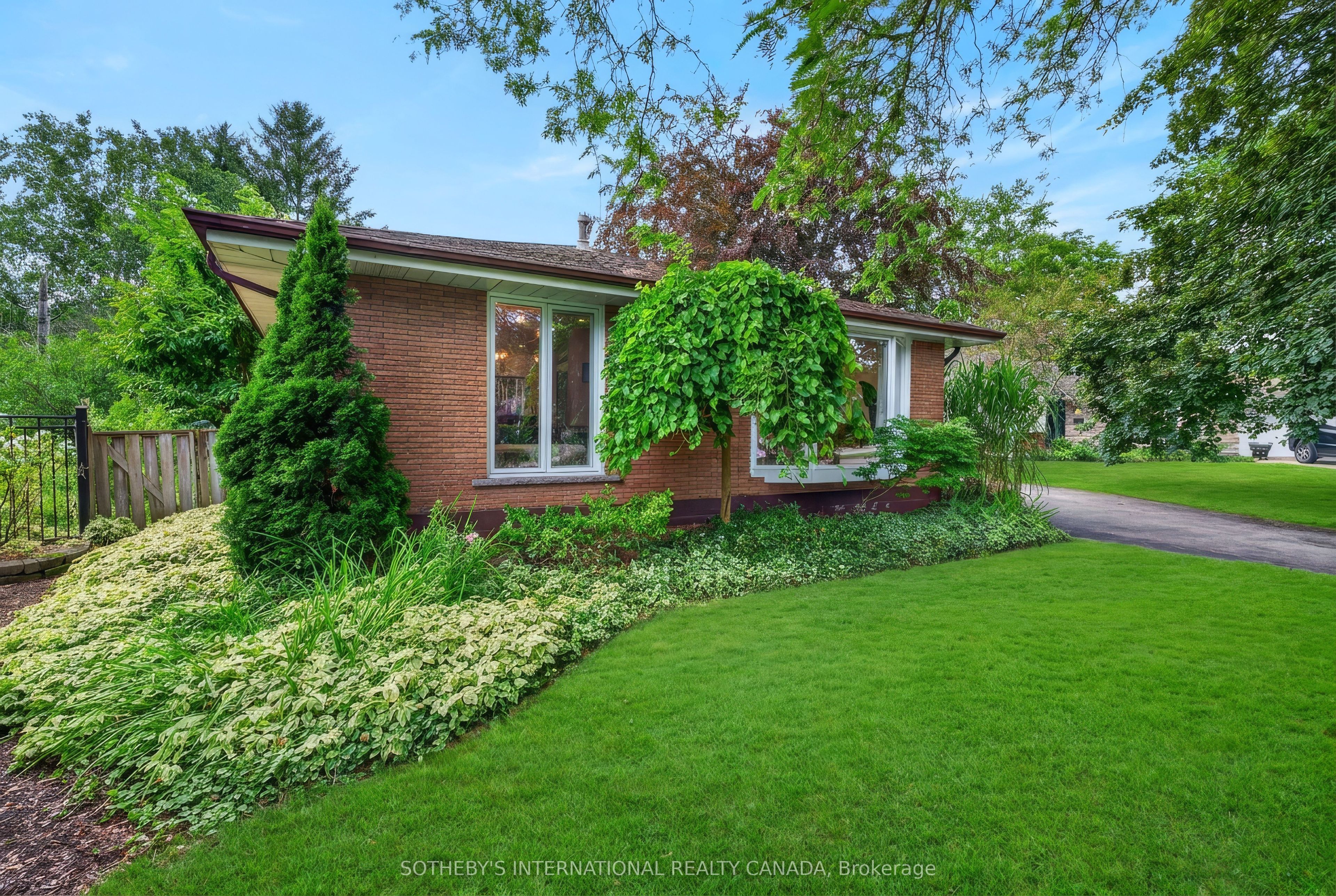 20 Monarch Court, Hamilton, ON L9H 3W1 photo 2