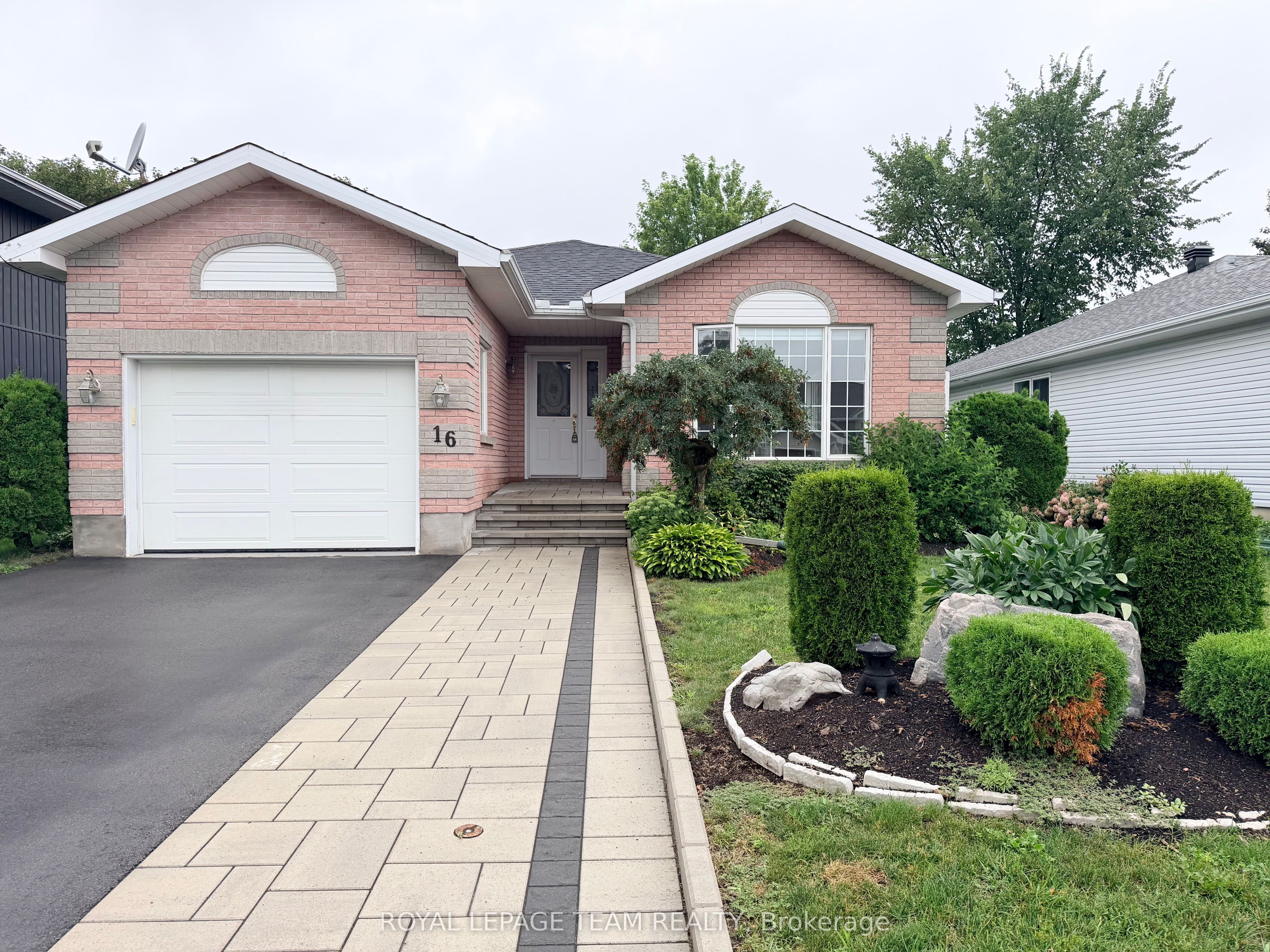 16 Fairview Crescent, Arnprior, ON K7S 3V7