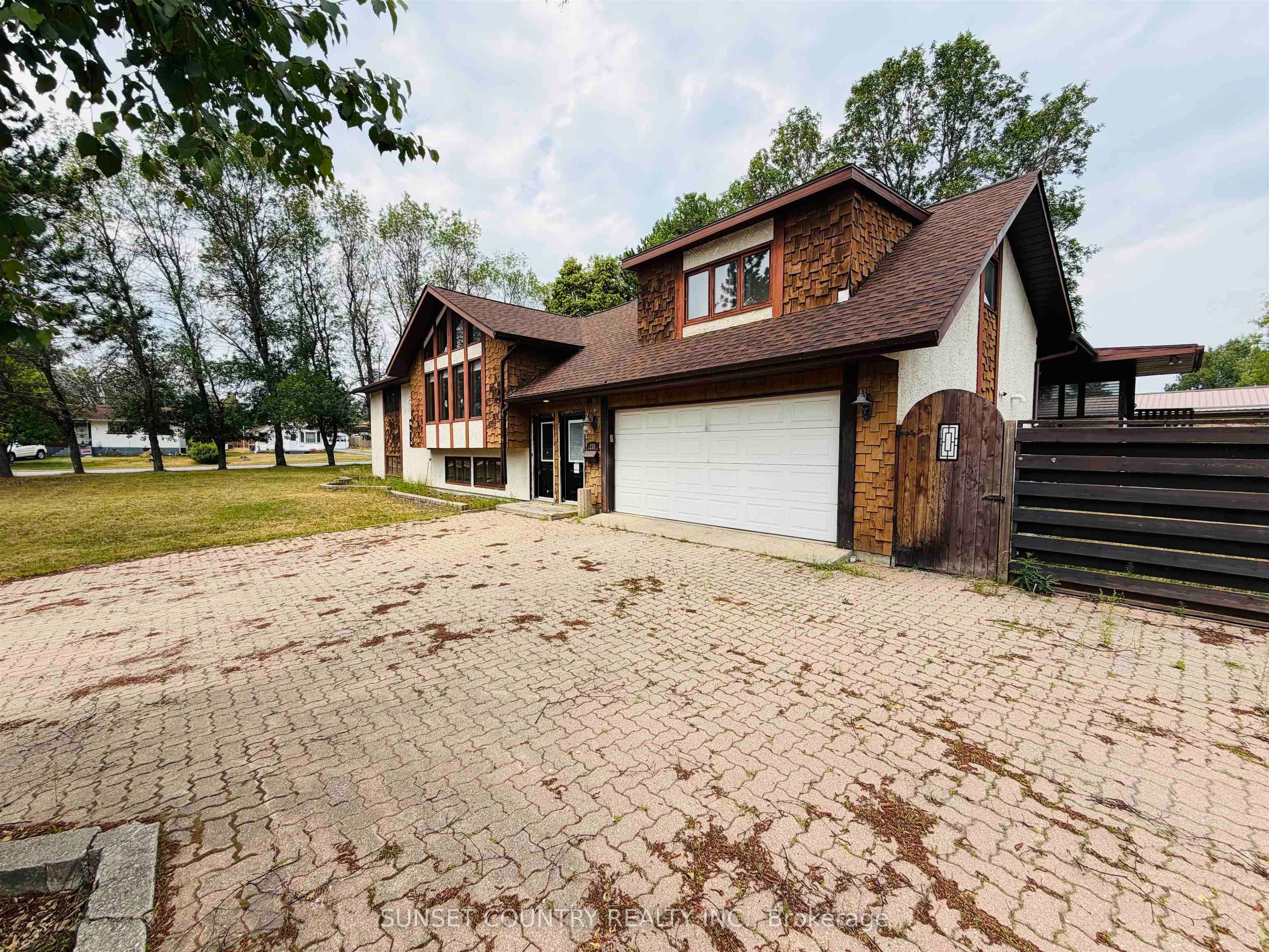 239 Memorial Avenue, Dryden, ON P8N 2M6 photo 2
