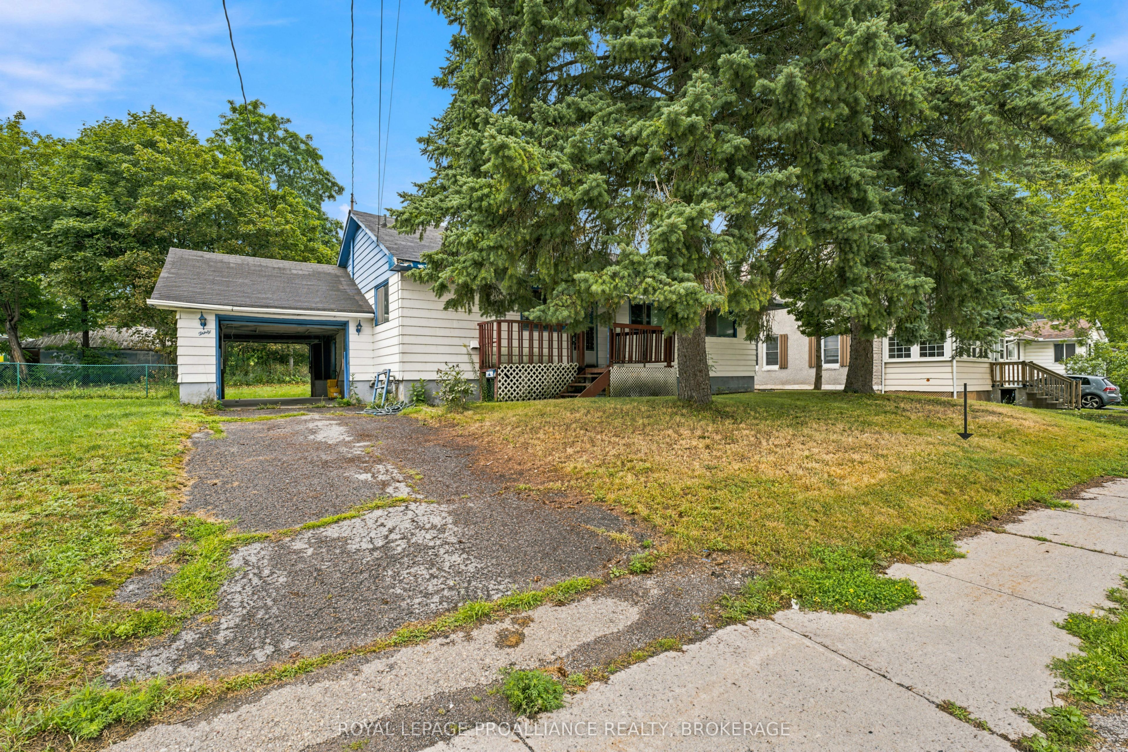 30 Elm Street, Gananoque, ON K7G 2S7 photo 2