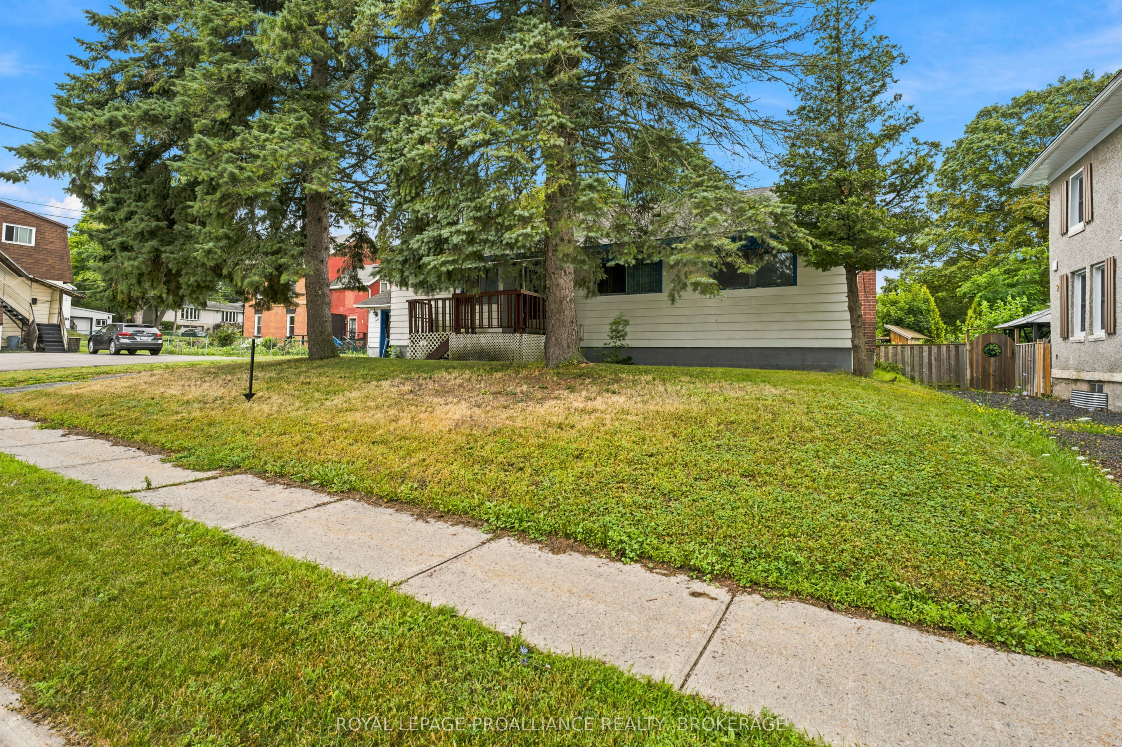 30 Elm Street, Gananoque, ON K7G 2S7 photo 3