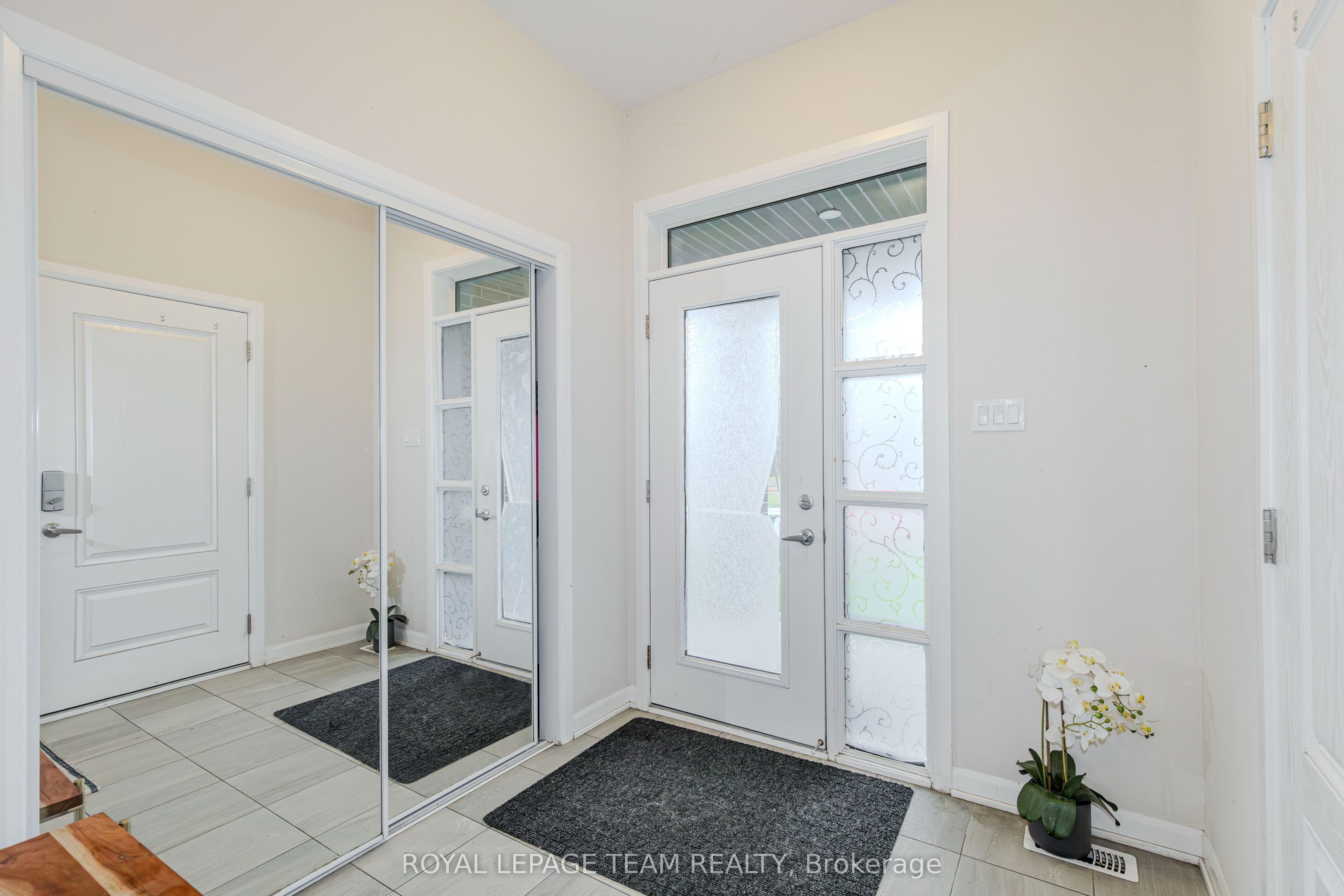 2004 Caltra Crescent, Barrhaven, ON K2J 6V4 photo 2