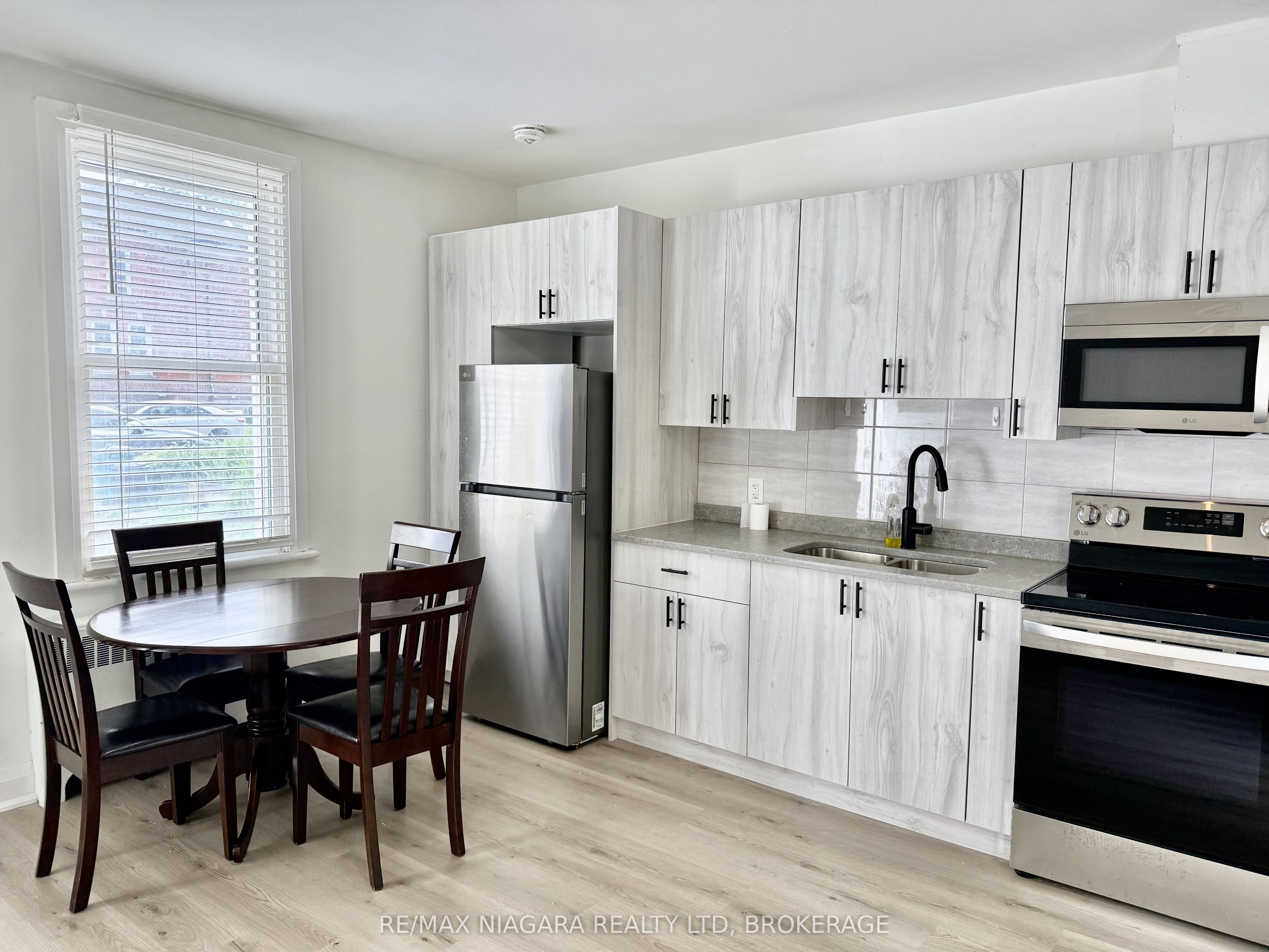 4711 RIVER Road Unit 2, Niagara Falls, ON L2E 3G2 photo 2