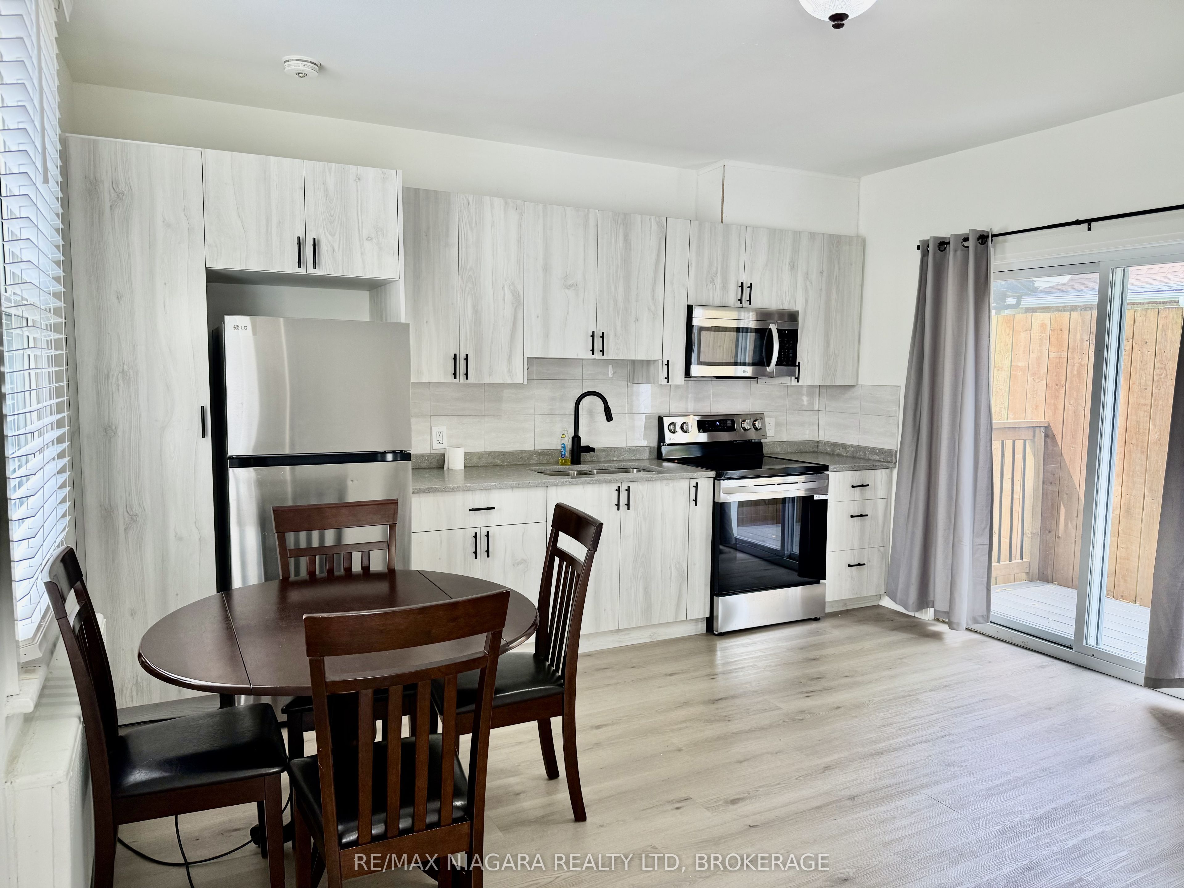 4711 RIVER Road Unit 2, Niagara Falls, ON L2E 3G2 photo 3