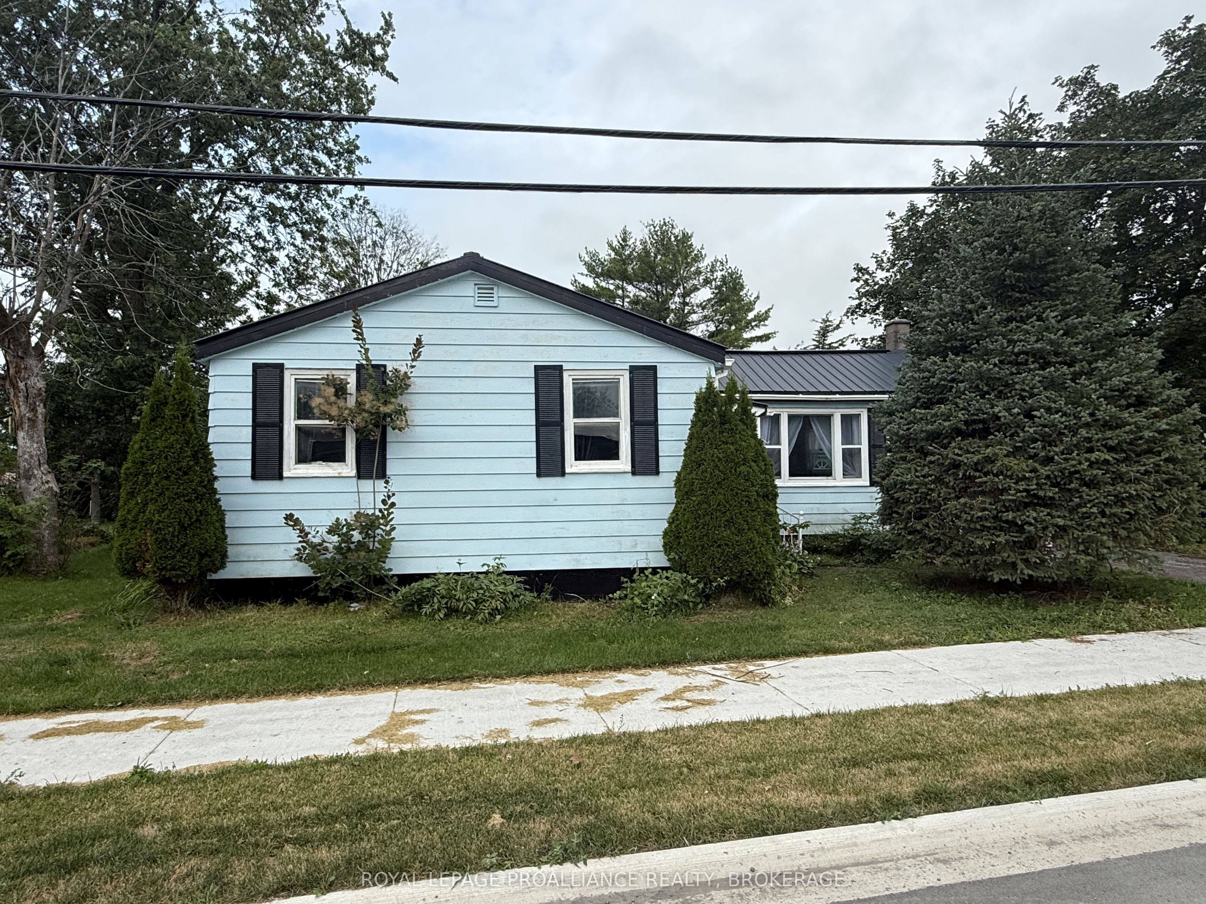 10 POTTER Drive, Loyalist, ON K0H 2H0