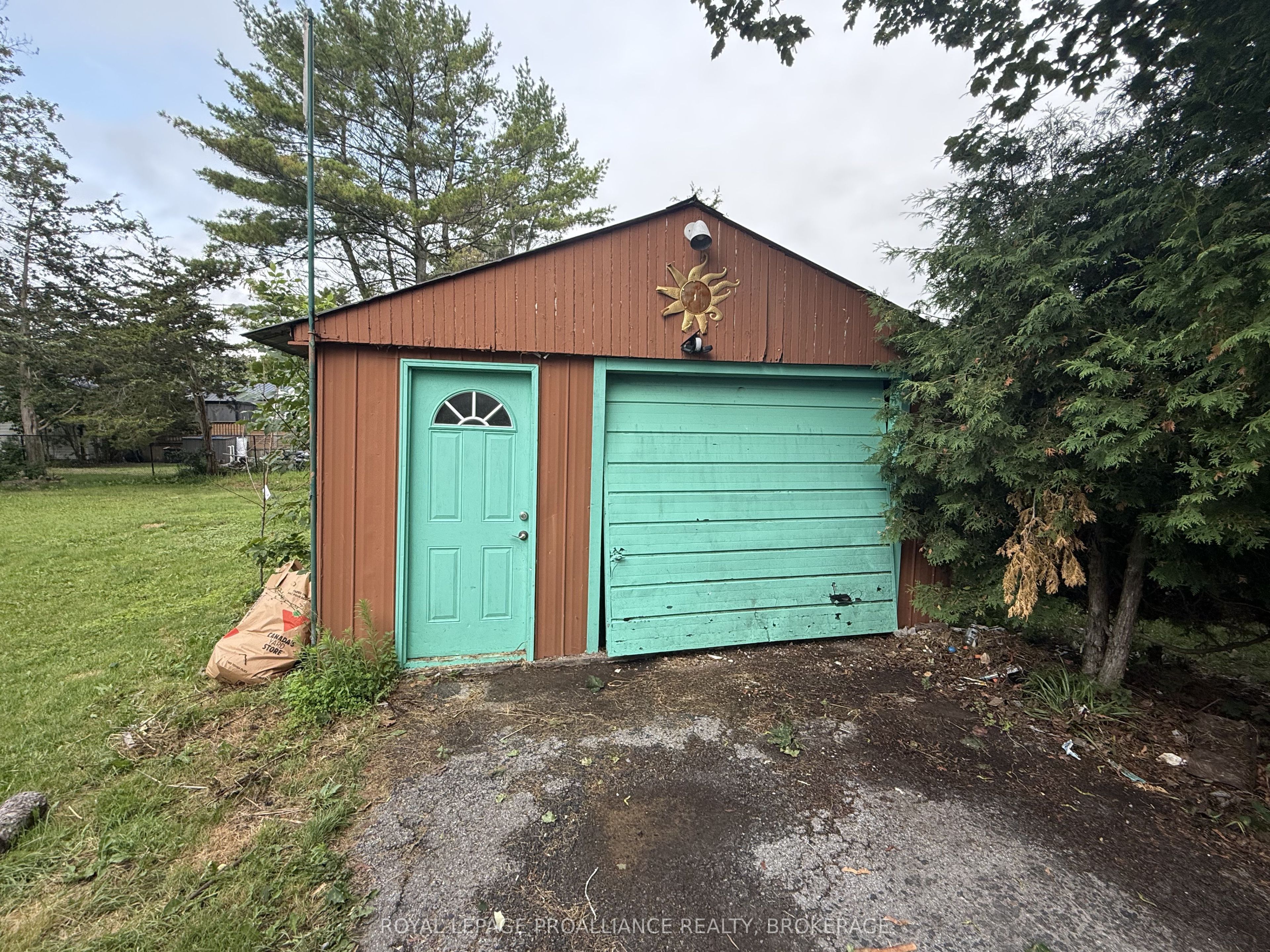 10 POTTER Drive, Loyalist, ON K0H 2H0 photo 3