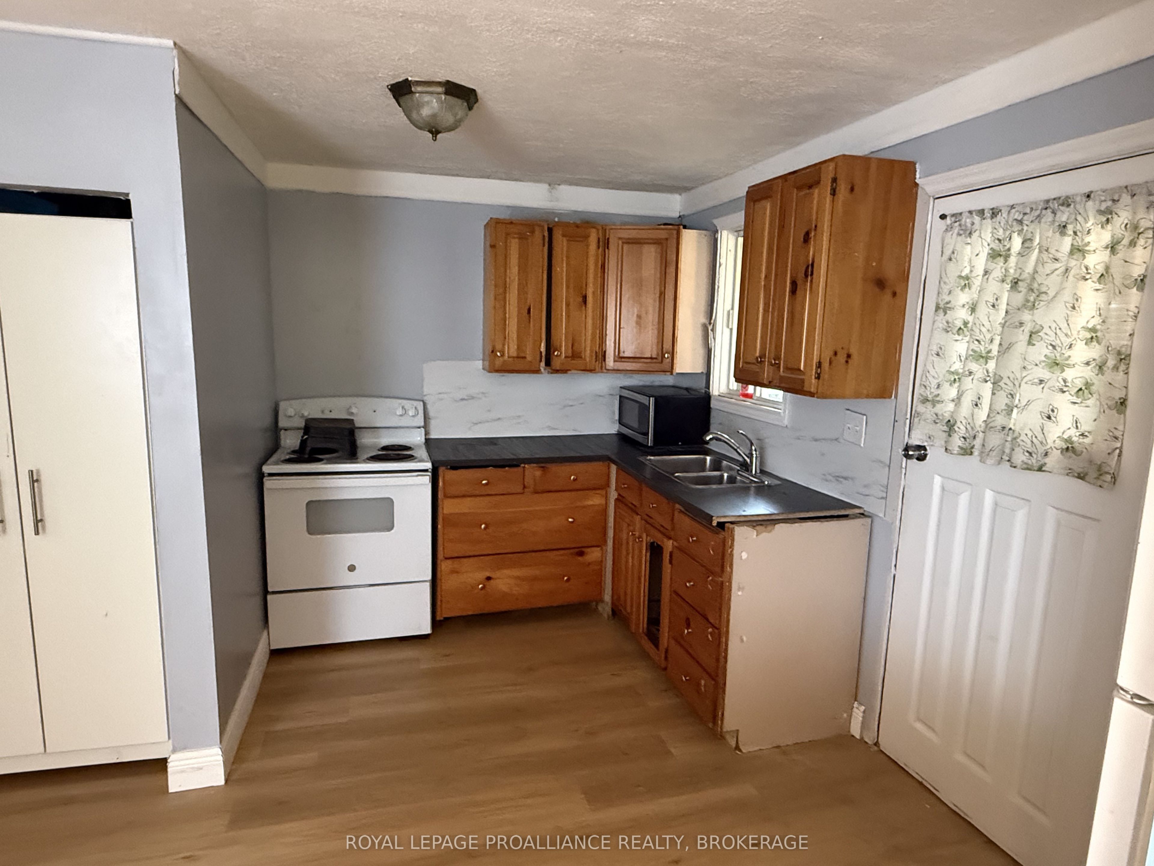 10 POTTER Drive, Loyalist, ON K0H 2H0 photo 4