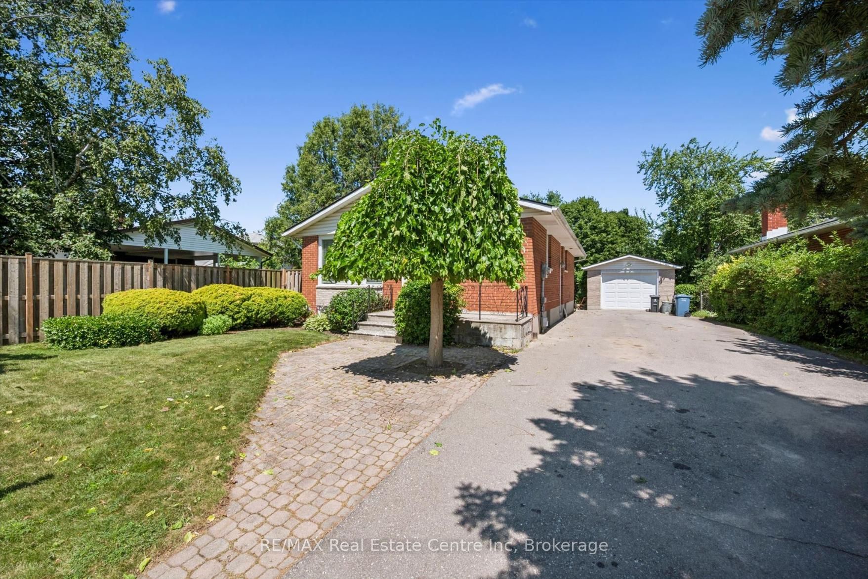95 MOUNTFORD Drive, Guelph, ON N1E 6E7 photo 2