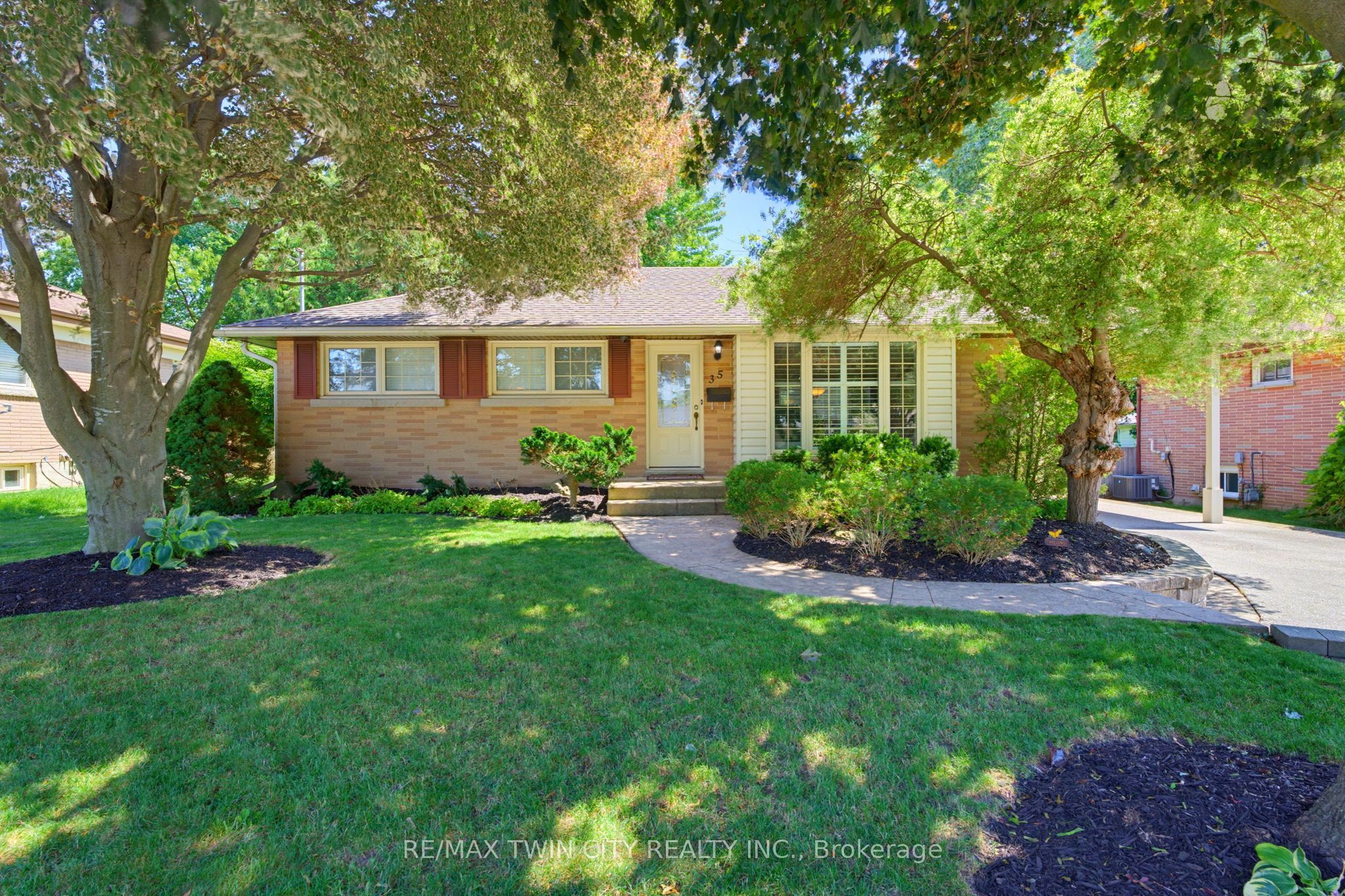 35 Varadi Avenue, Brantford, ON N3R 3N2