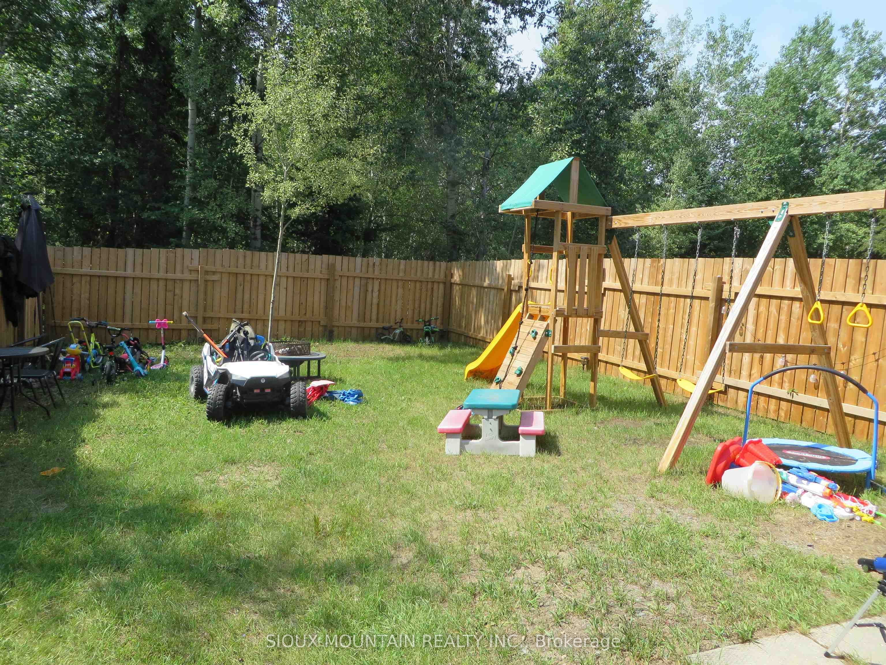 59-65 Lakeview Crescent, Pickle Lake, ON P0V 3A0 photo 2