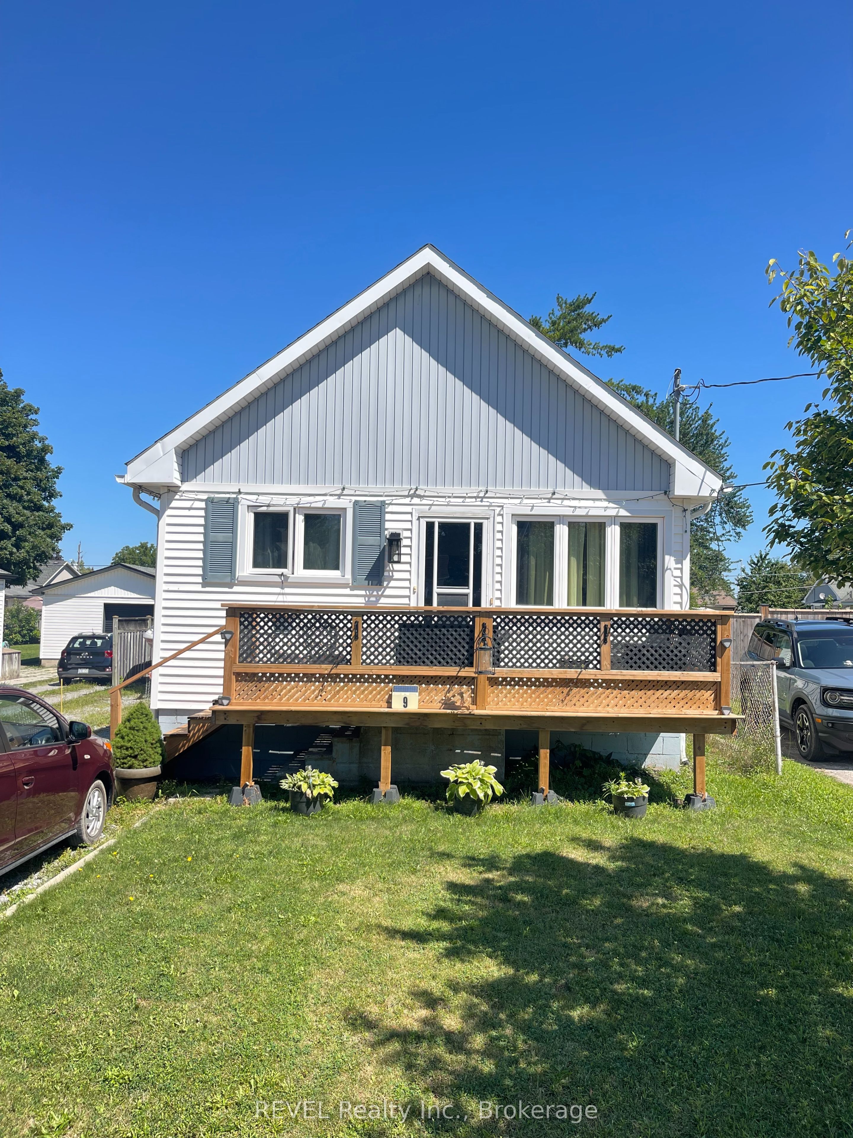 9 Cambridge Avenue, St. Catharines, ON L2P 1W6 photo 3