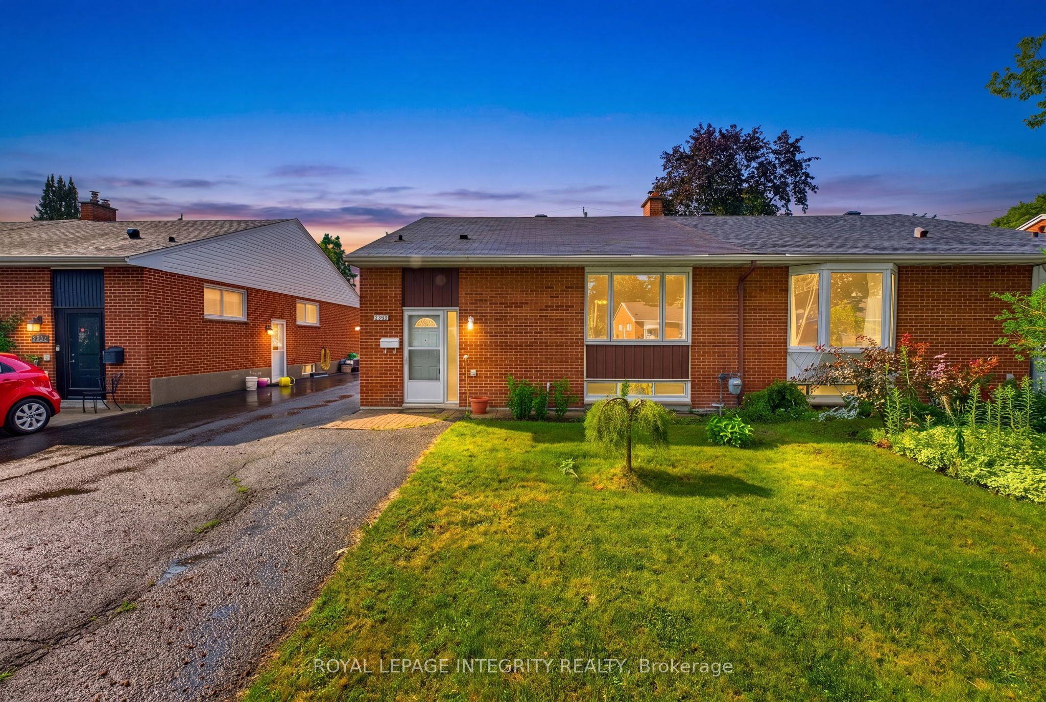 2393 Iris Street, Parkway Park - Queensway Terrace S and Area, ON K2C 1C7