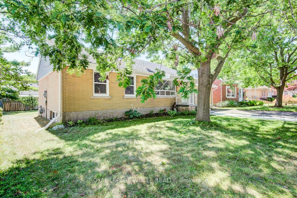 17 Crestwood Avenue, Kitchener, ON N2H 4K6 photo 2