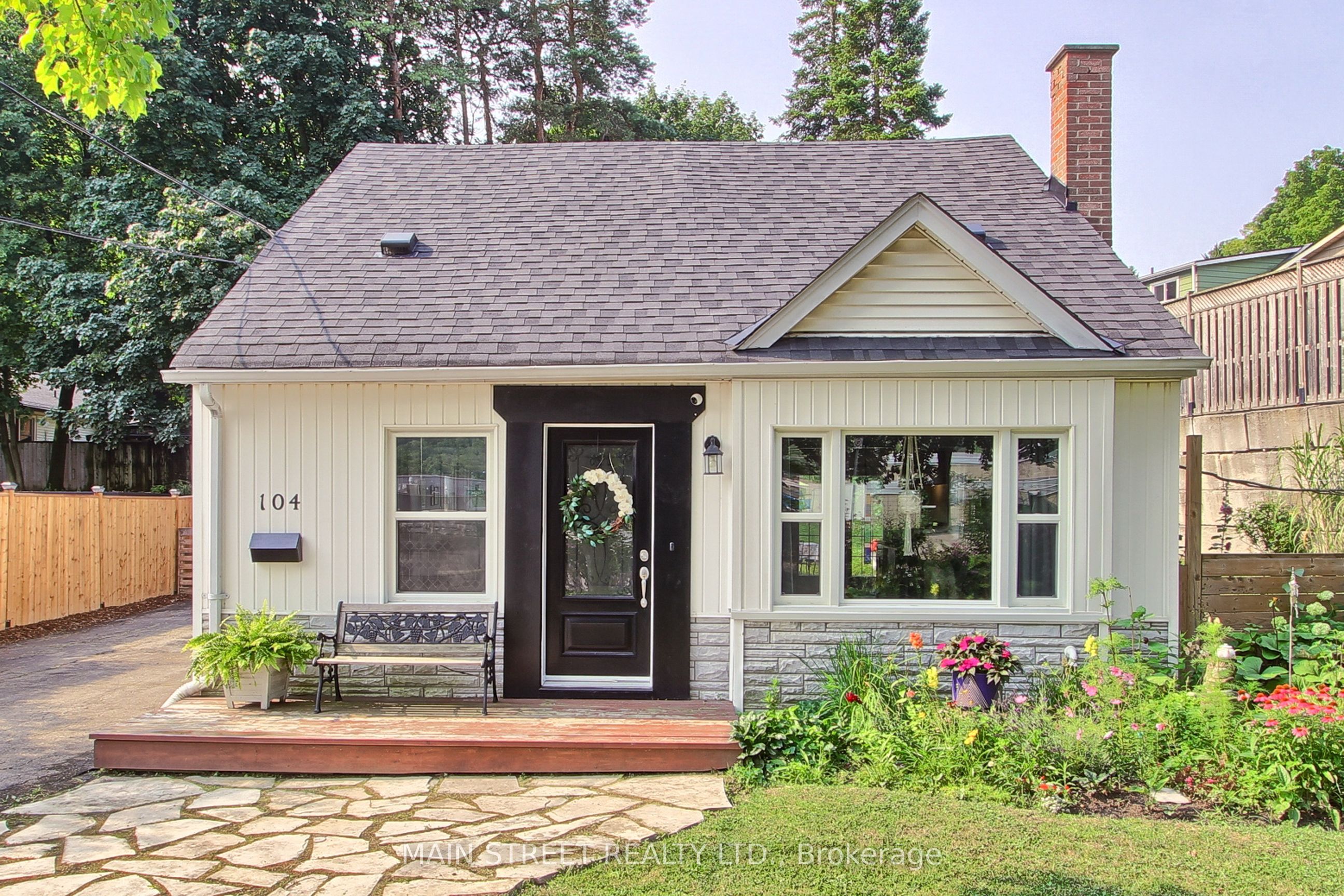 104 Mercer Street, Hamilton, ON L9H 2N9