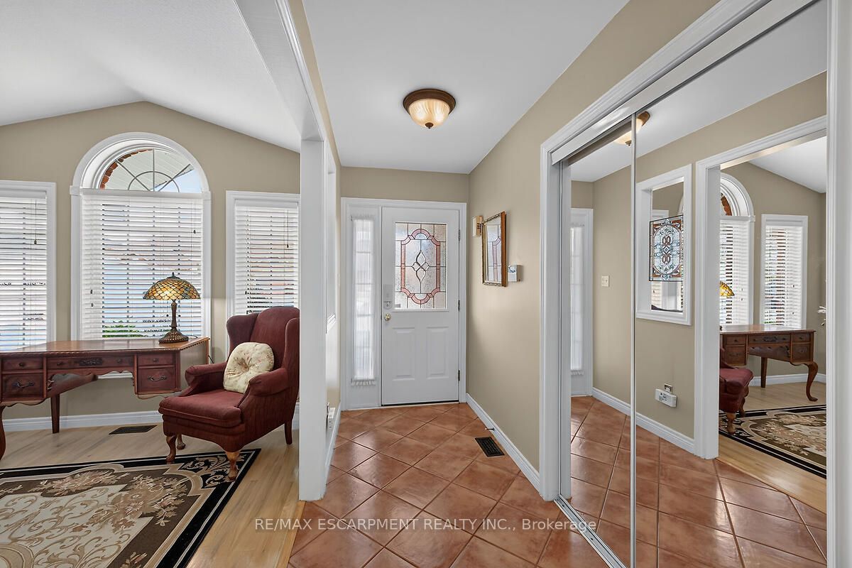 25 Eric Burke Court, Hamilton, ON L9A 5J9 photo 4