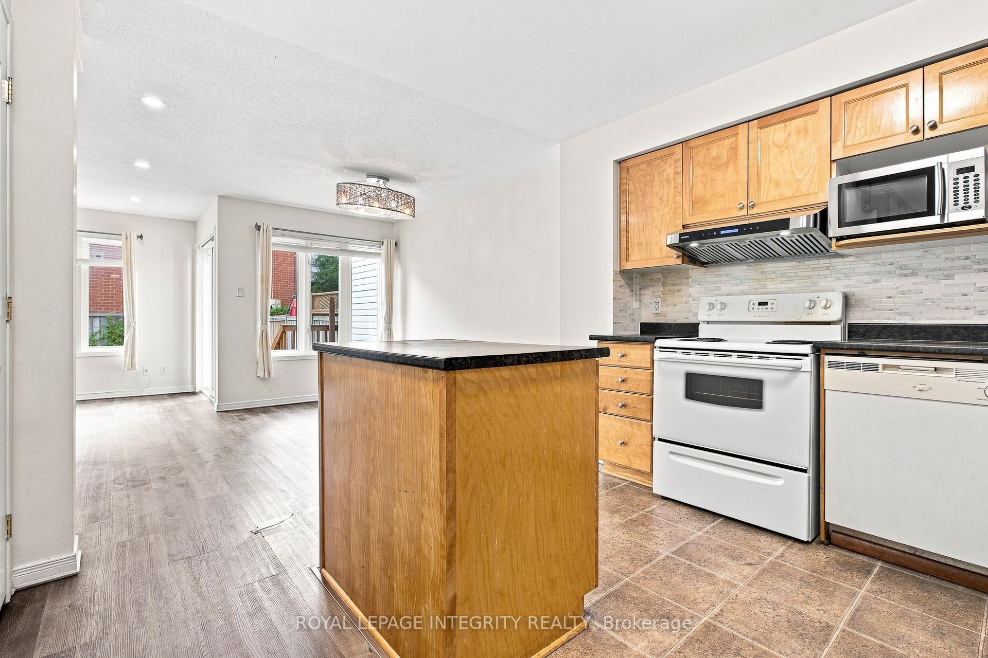 6 CRYSTAL PARK Crescent, Carlington - Central Park, ON K2C 3Z8 photo 2