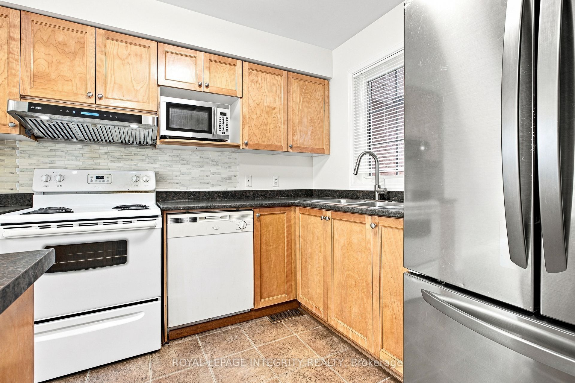 6 CRYSTAL PARK Crescent, Carlington - Central Park, ON K2C 3Z8 photo 4