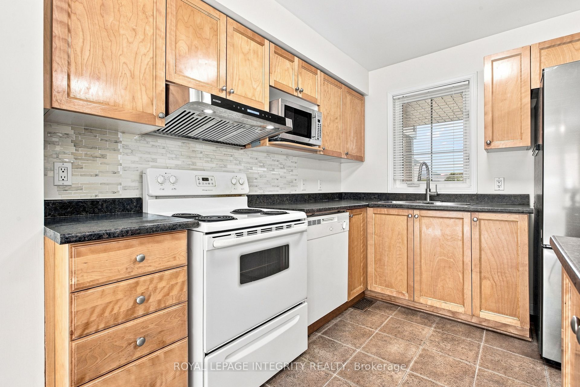 6 CRYSTAL PARK Crescent, Carlington - Central Park, ON K2C 3Z8 photo 5