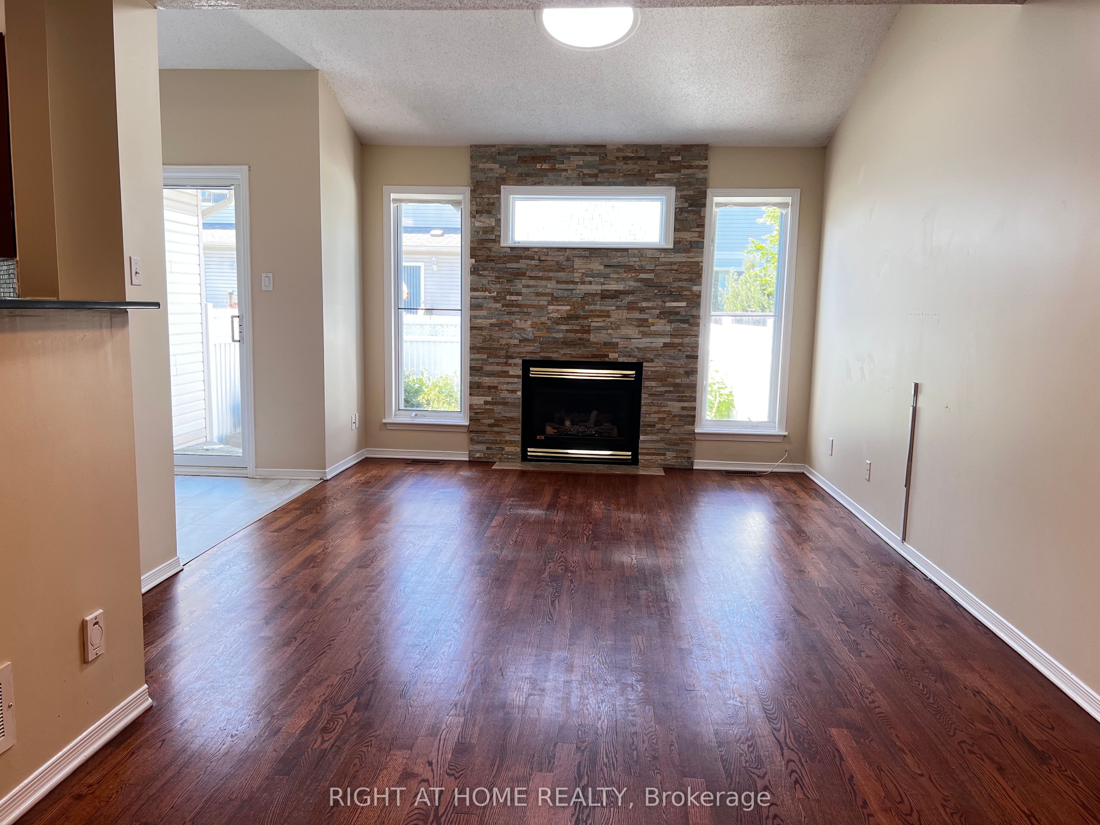 1741 Jobin Crescent, Cyrville - Carson Grove - Pineview, ON K1J 1C4 photo 4