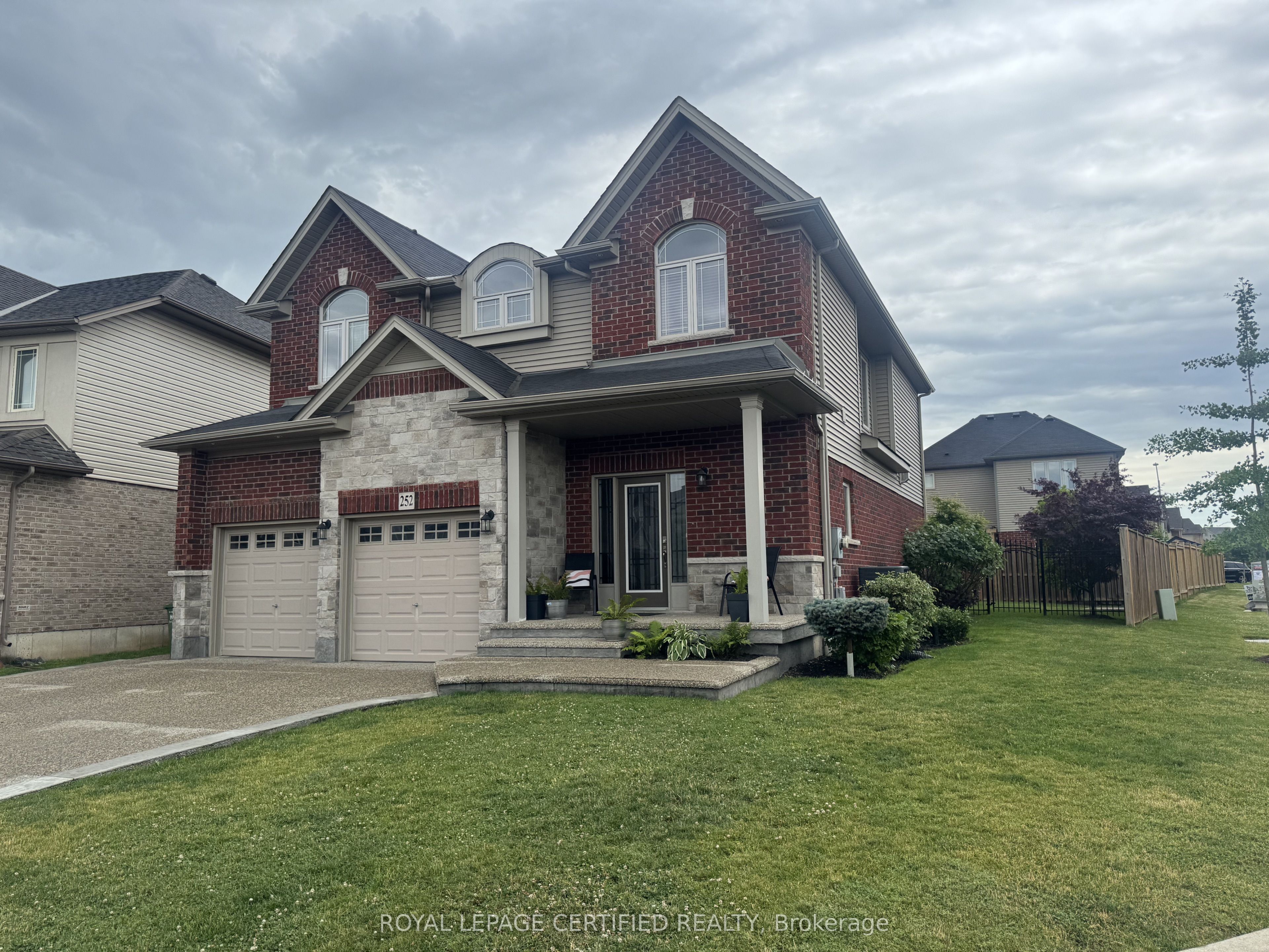 252 Westbank Trail, Hamilton, ON L8K 5R9