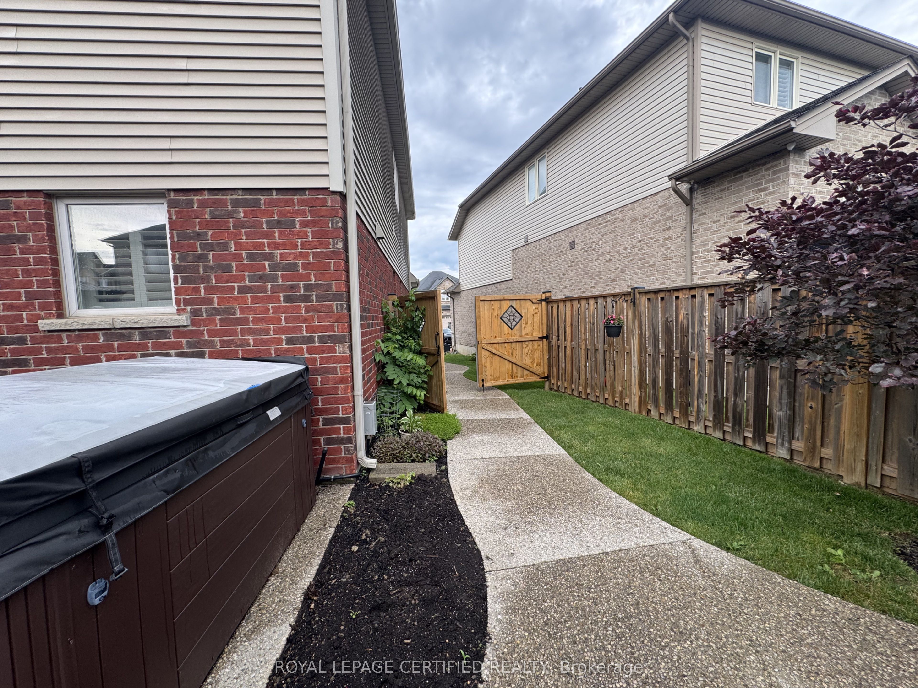 252 Westbank Trail, Hamilton, ON L8K 5R9 photo 2