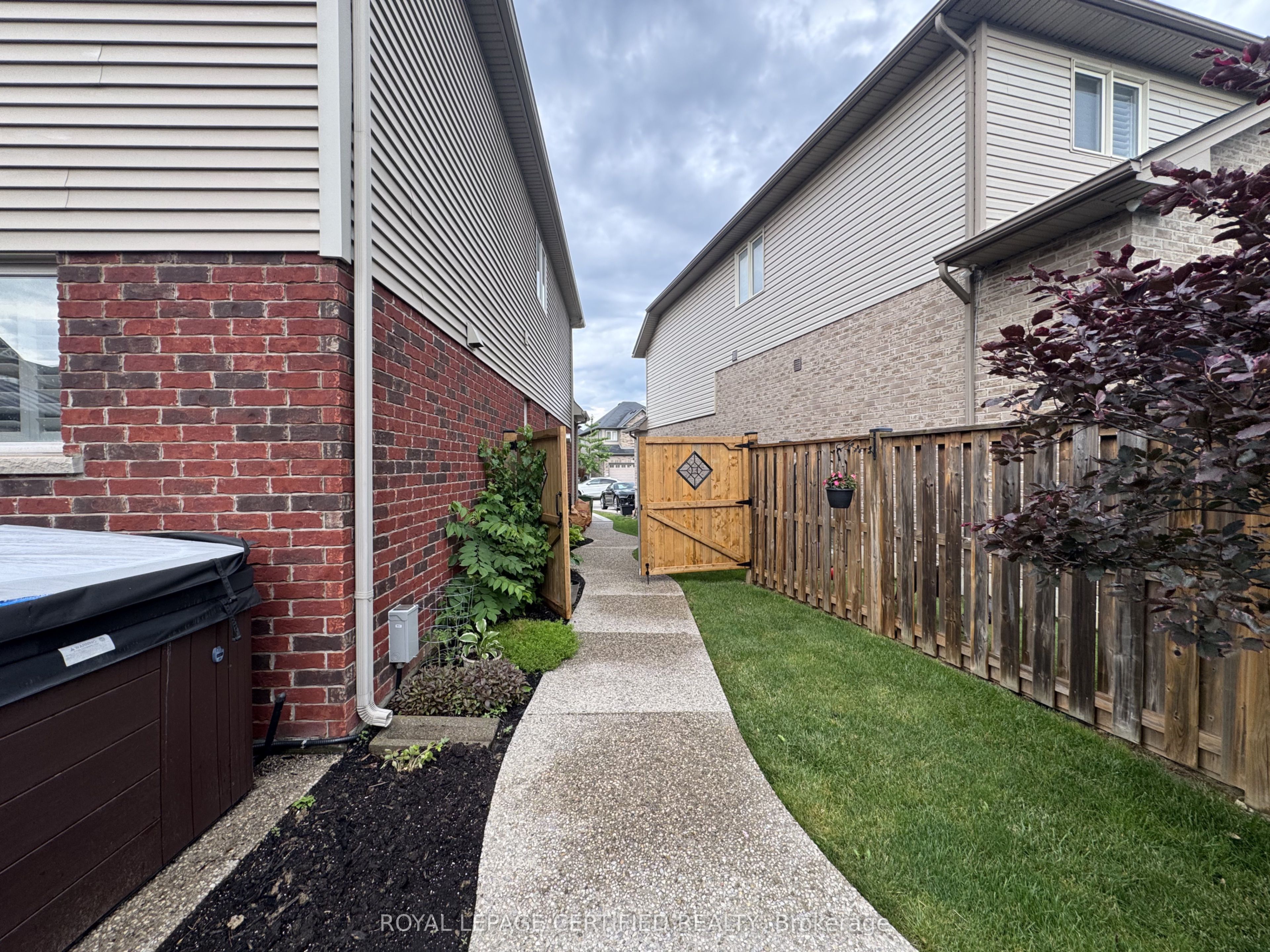 252 Westbank Trail, Hamilton, ON L8K 5R9 photo 4