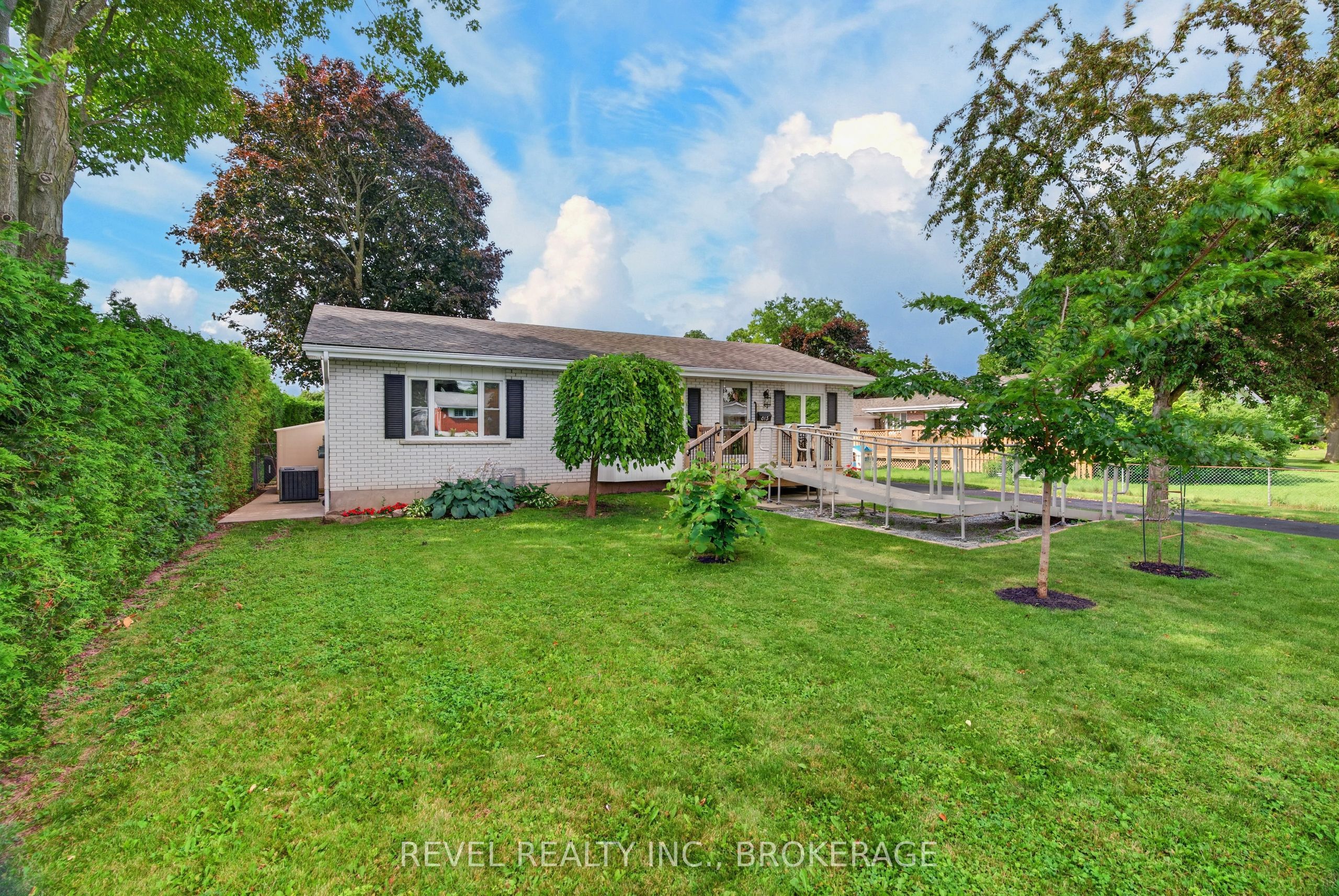 813 Camberley Crescent, Kingston, ON K7M 4C6 photo 2