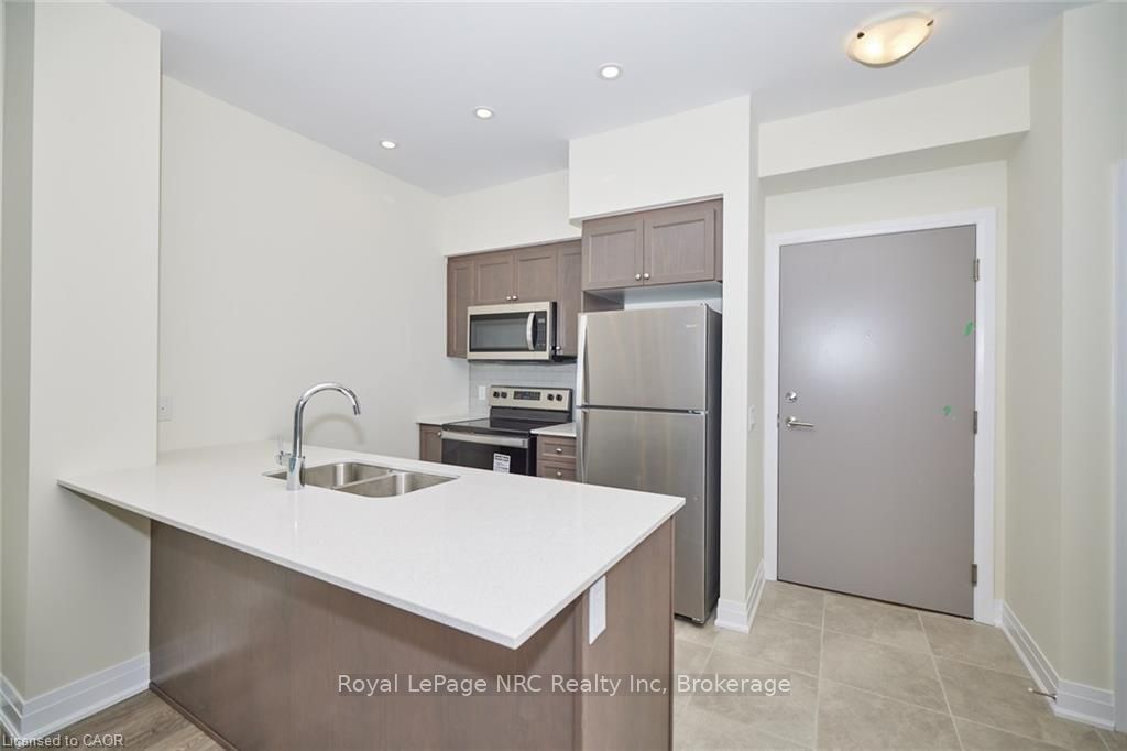 16 Concord Place 243, Grimsby, ON L3M 0J1 photo 4