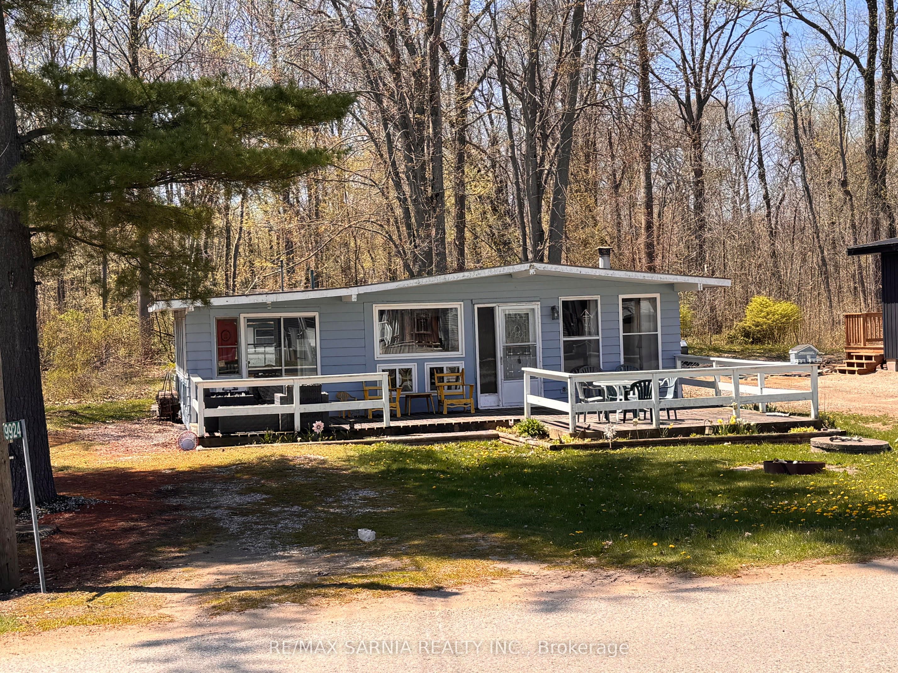 9924 LAKE Road, Lambton Shores, ON N0N 1J1 photo 3