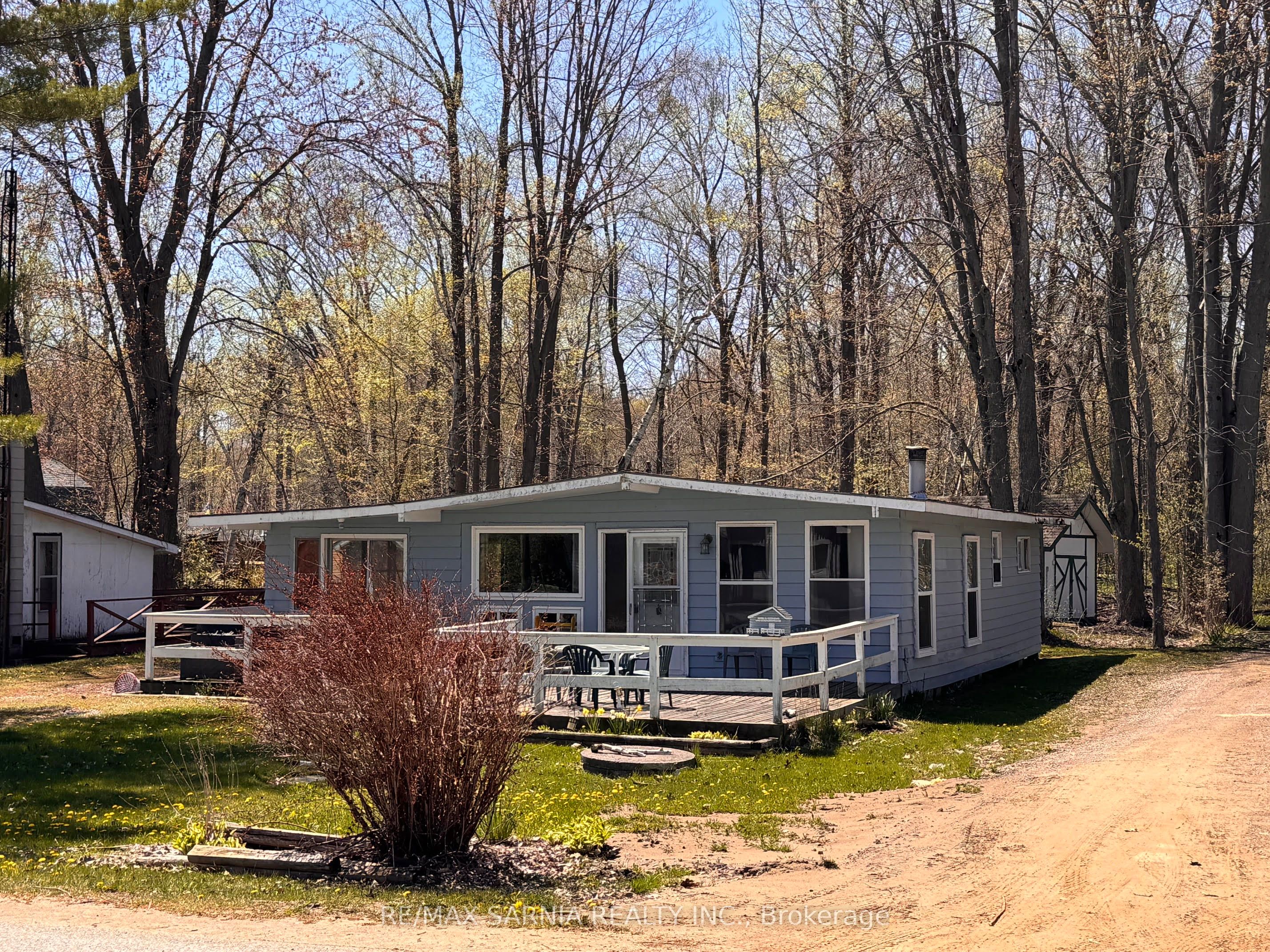 9924 LAKE Road, Lambton Shores, ON N0N 1J1 photo 4